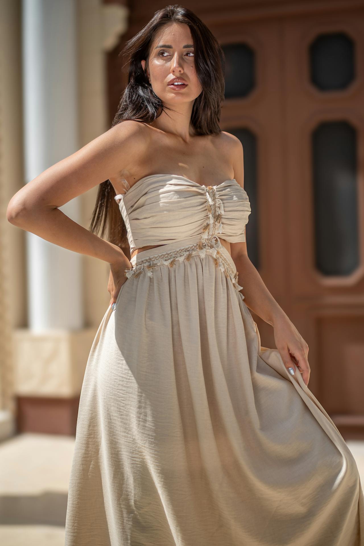 Una mujer con un vestido beige | Fuente: Pexels
