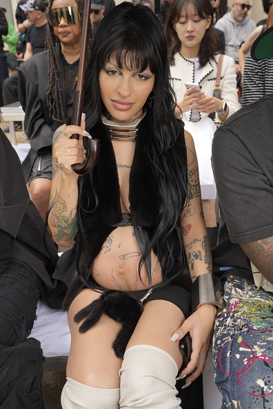 Cazzu en primera fila en el desfile de Rick Owens Men's Spring 2024 en el Palais de Tokyo el 22 de junio de 2023 en París, Francia | Fuente: Getty Images
