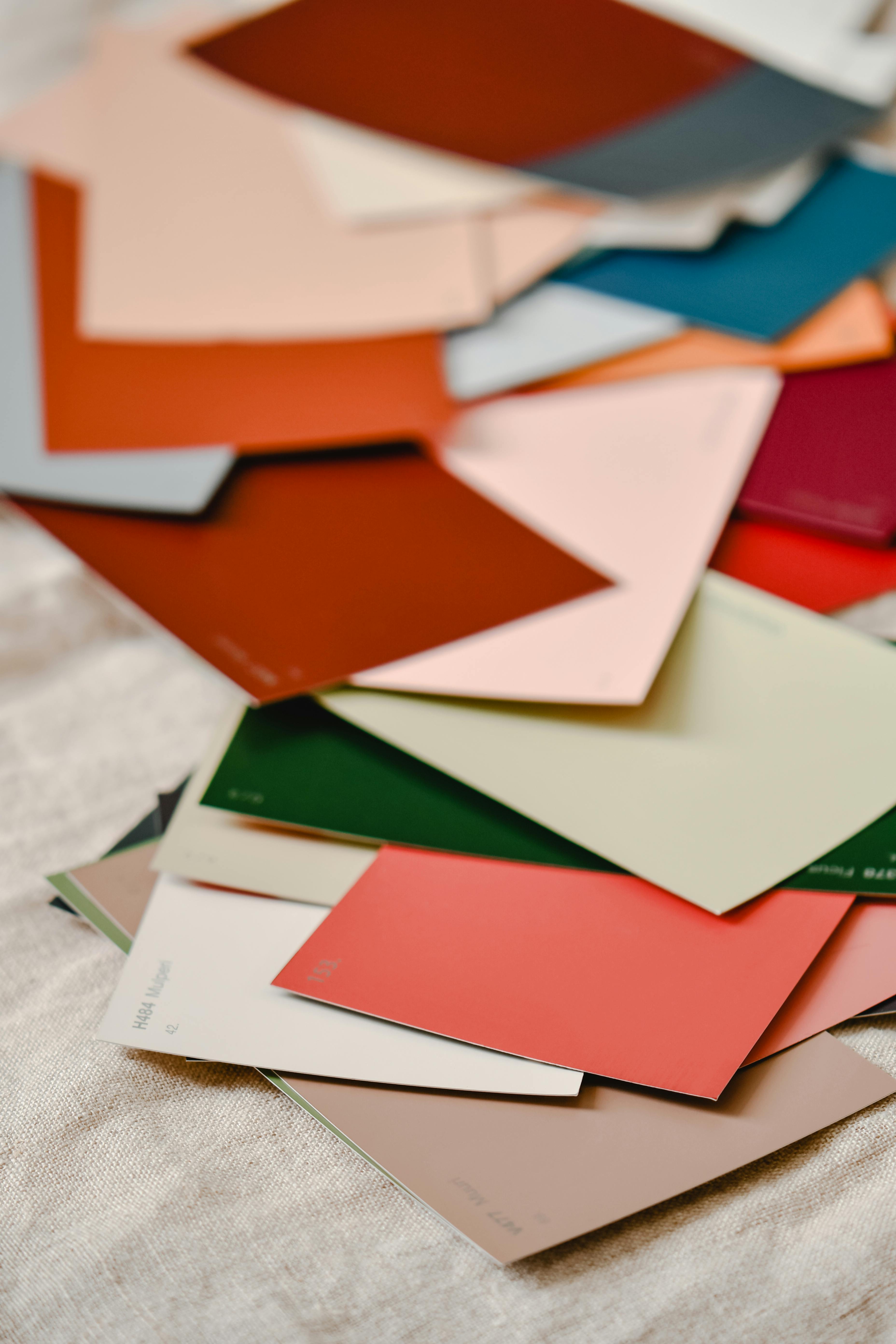 Muestras de pintura de distintos colores sobre una mesa | Fuente: Pexels