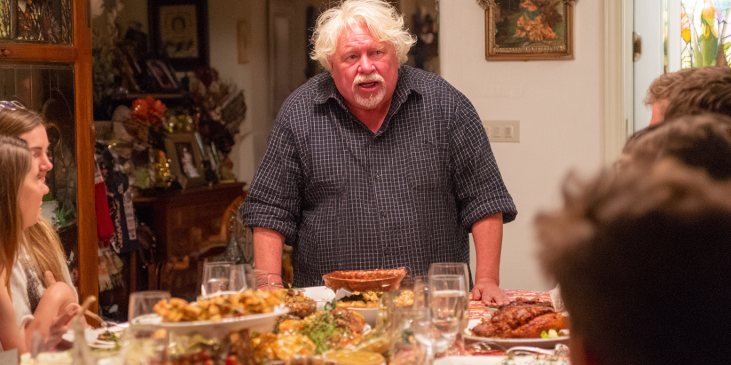 Un hombre hablando durante una comida familiar | Fuente: Amomama