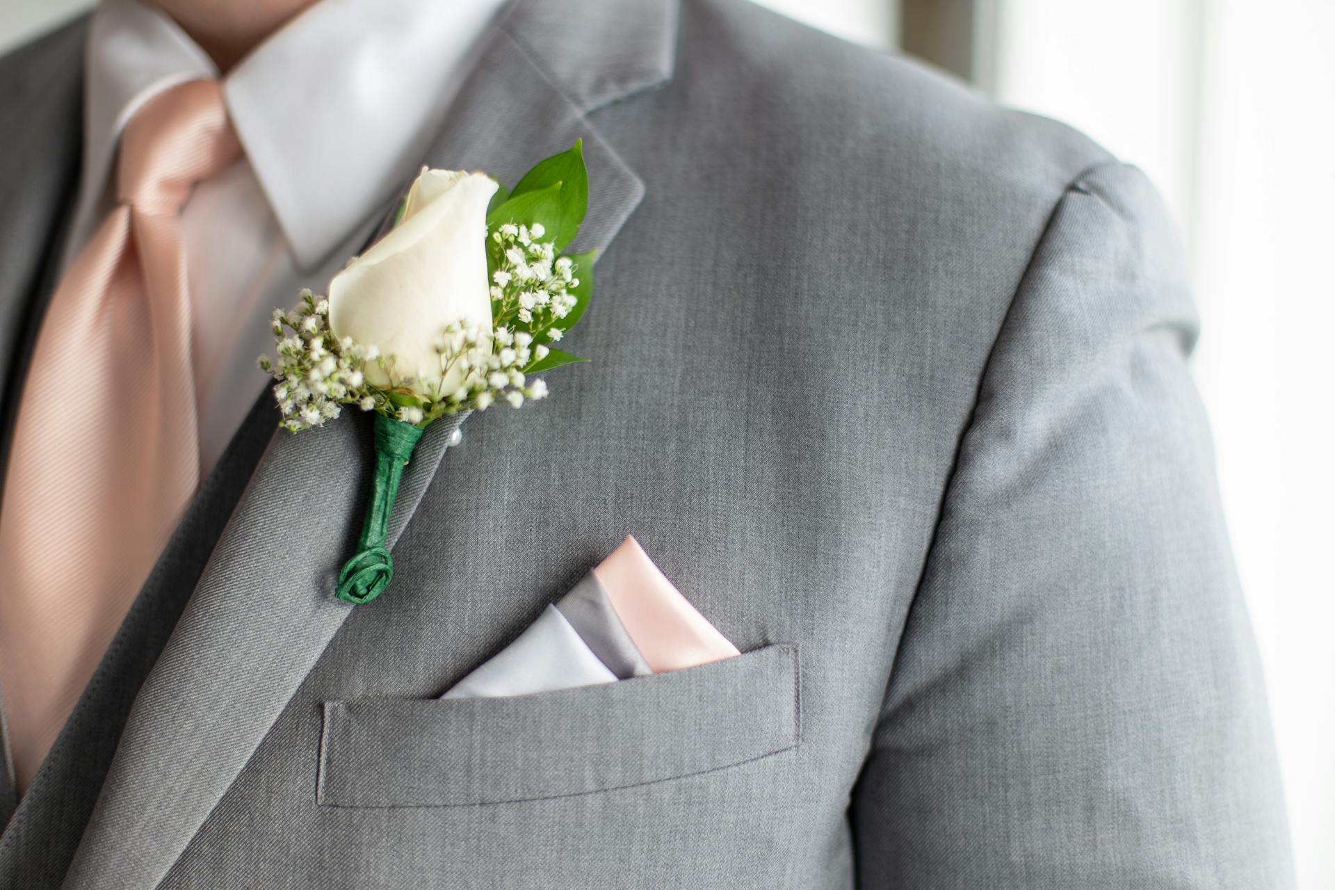 Un hombre con esmoquin gris | Fuente: Pexels