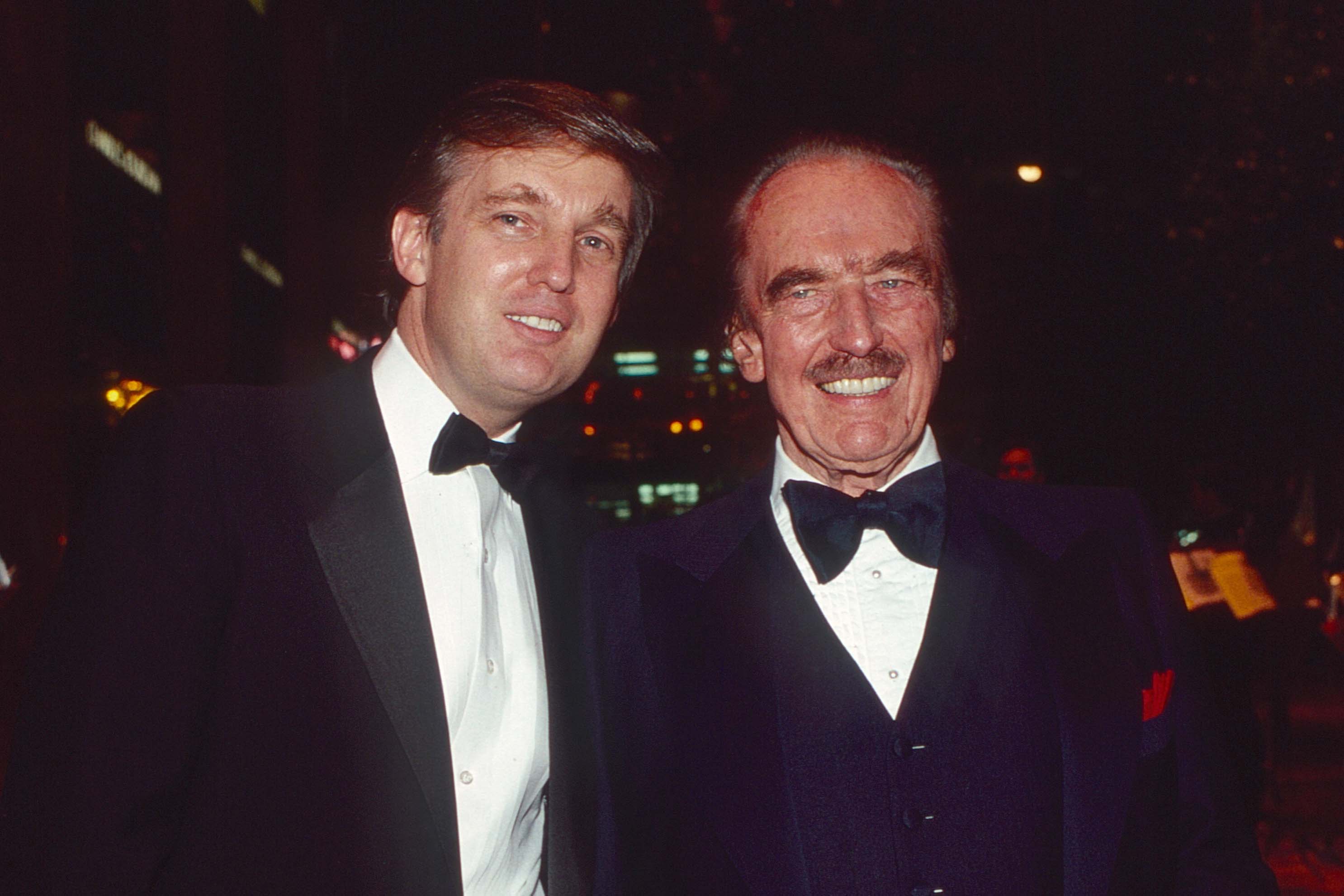 Donald y Fred Trump mientras asisten a la fiesta de presentación de un libro el 12 de diciembre de 1987 | Fuente: Getty Images