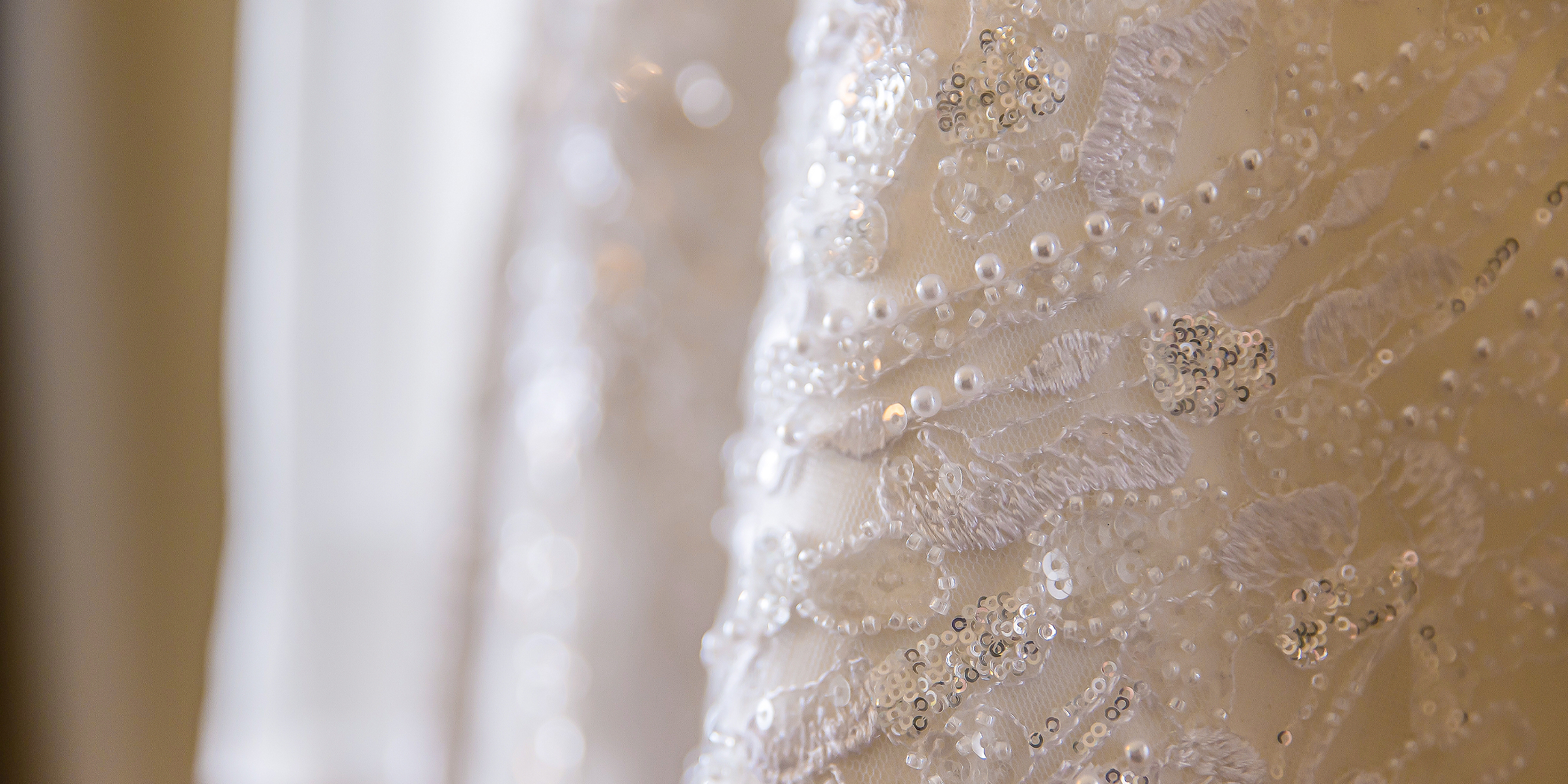 Primer plano de un exquisito vestido de novia con perlas | Fuente: Shutterstock