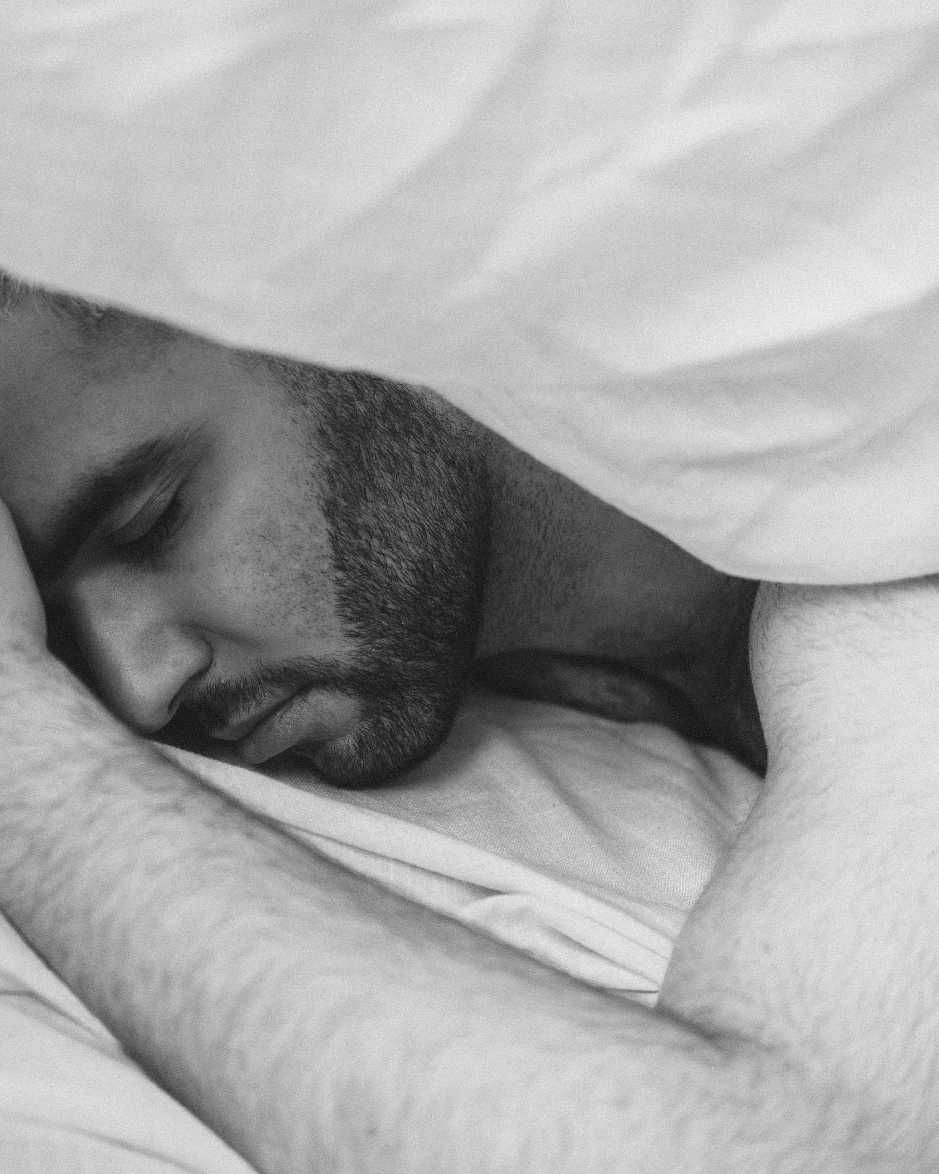 Un hombre durmiendo plácidamente | Fuente: Pexels