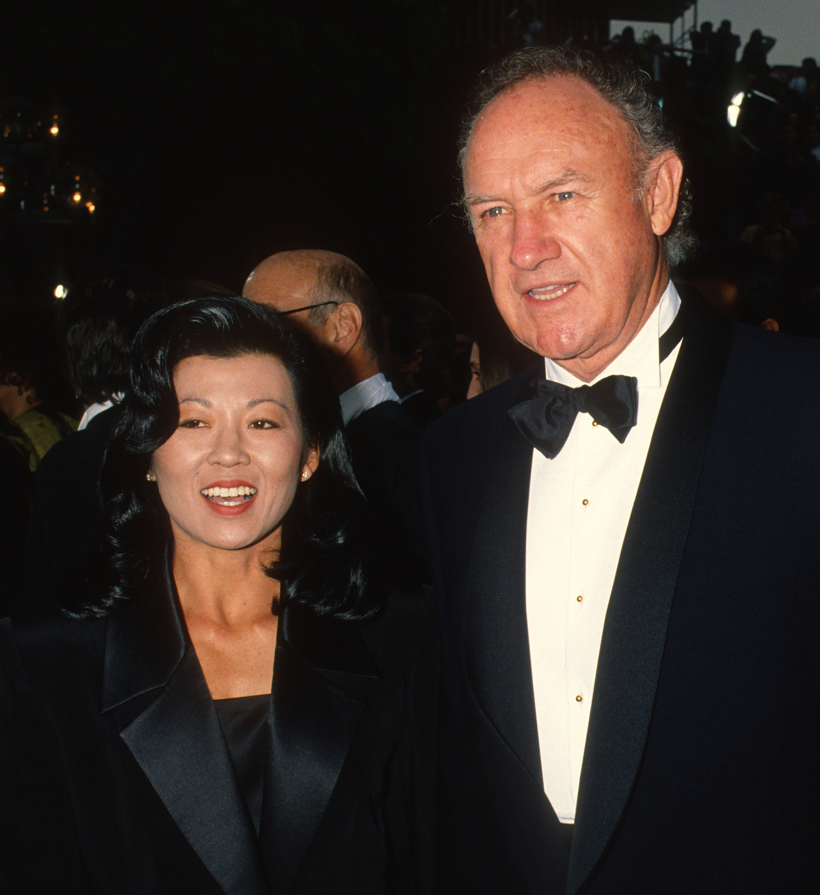 Betsy Arakawa y Gene Hackman asisten a la 65ª edición de los Premios de la Academia en el Dorothy Chandler Pavilion, Los Ángeles, California, el 29 de marzo de 1993 | Fuente: Getty Images