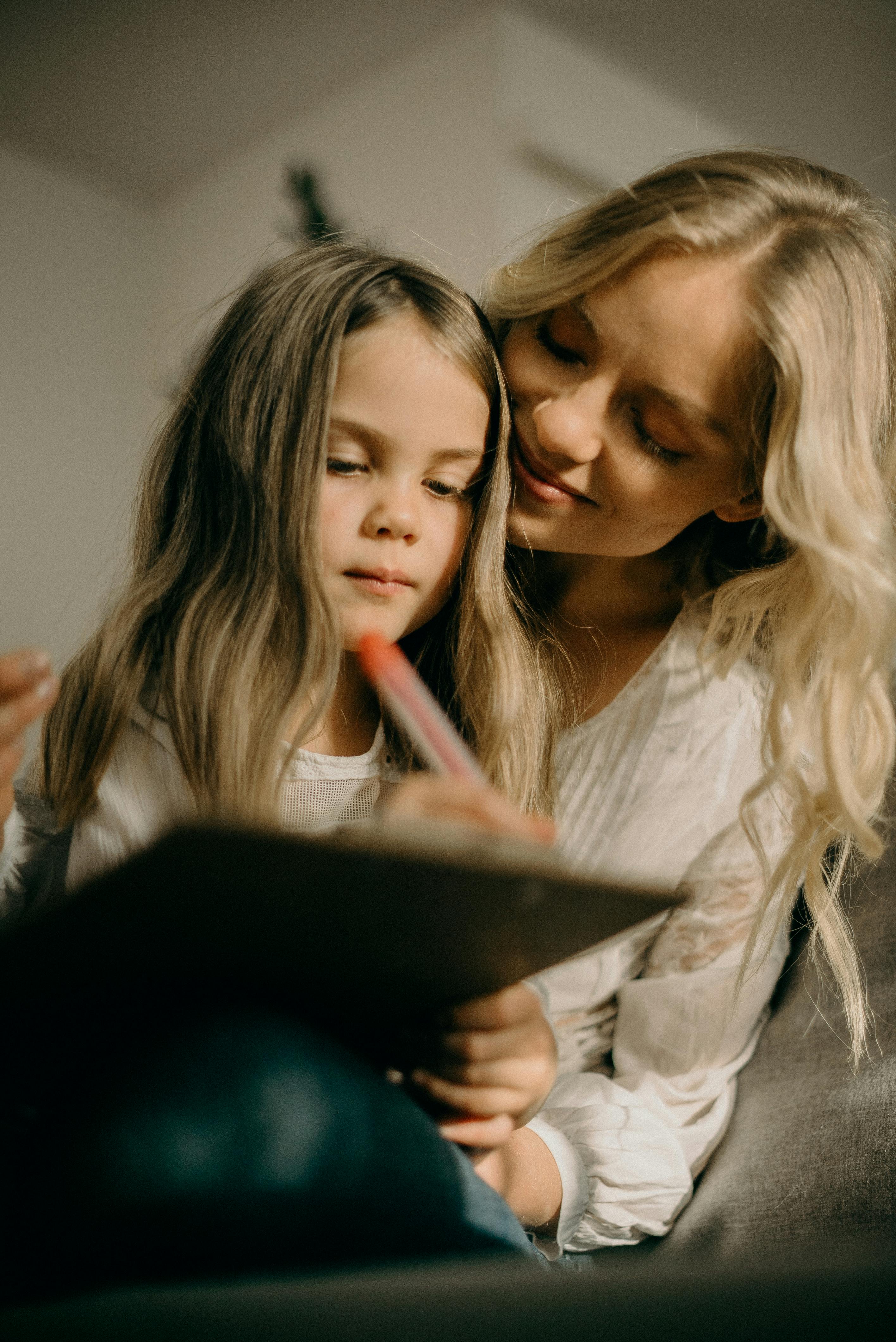 Una niña con su madre | Fuente: Pexels