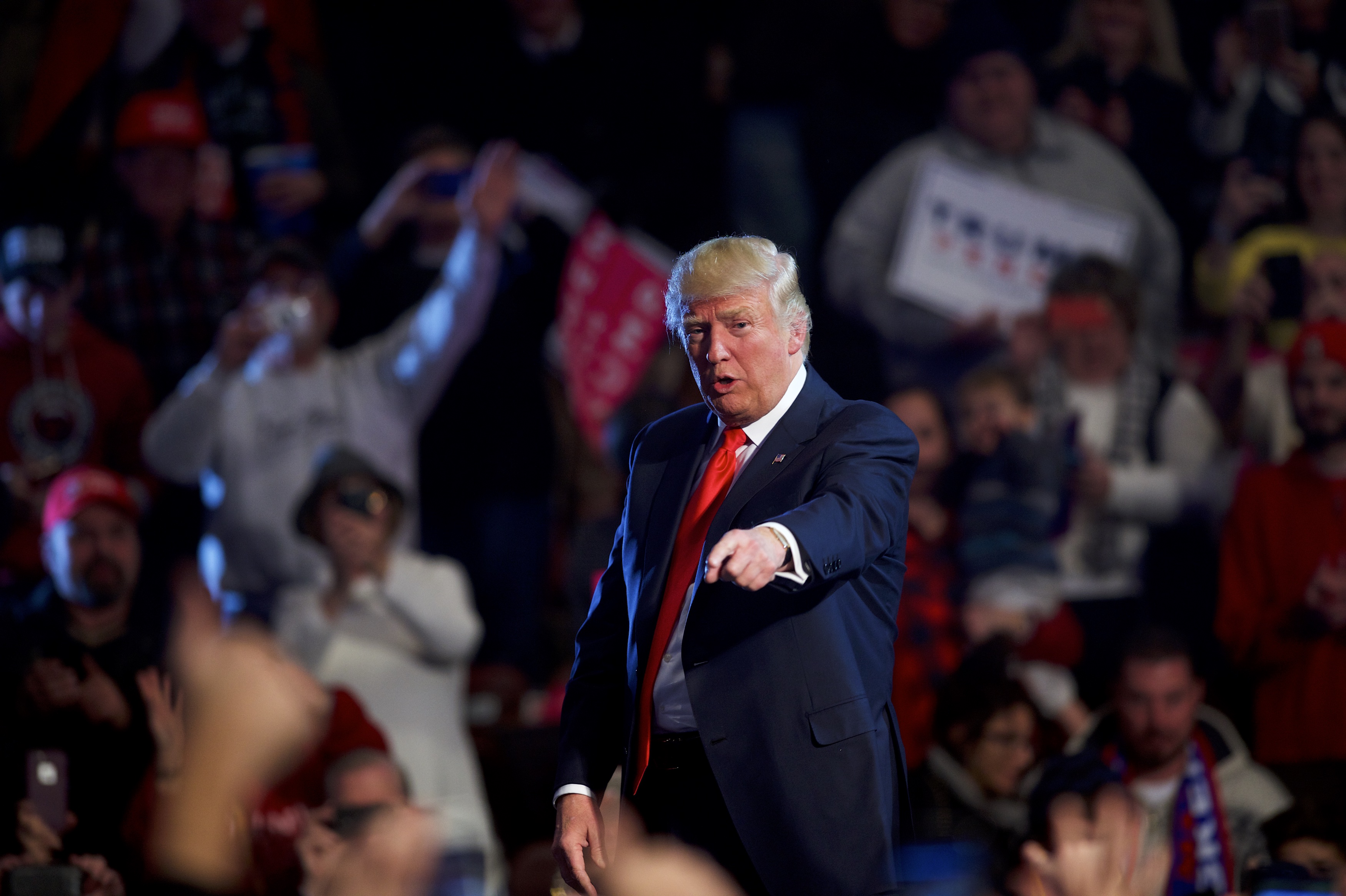 El pelo rubio dorado claro de Donald Trump se ha consolidado como parte de su look característico durante un