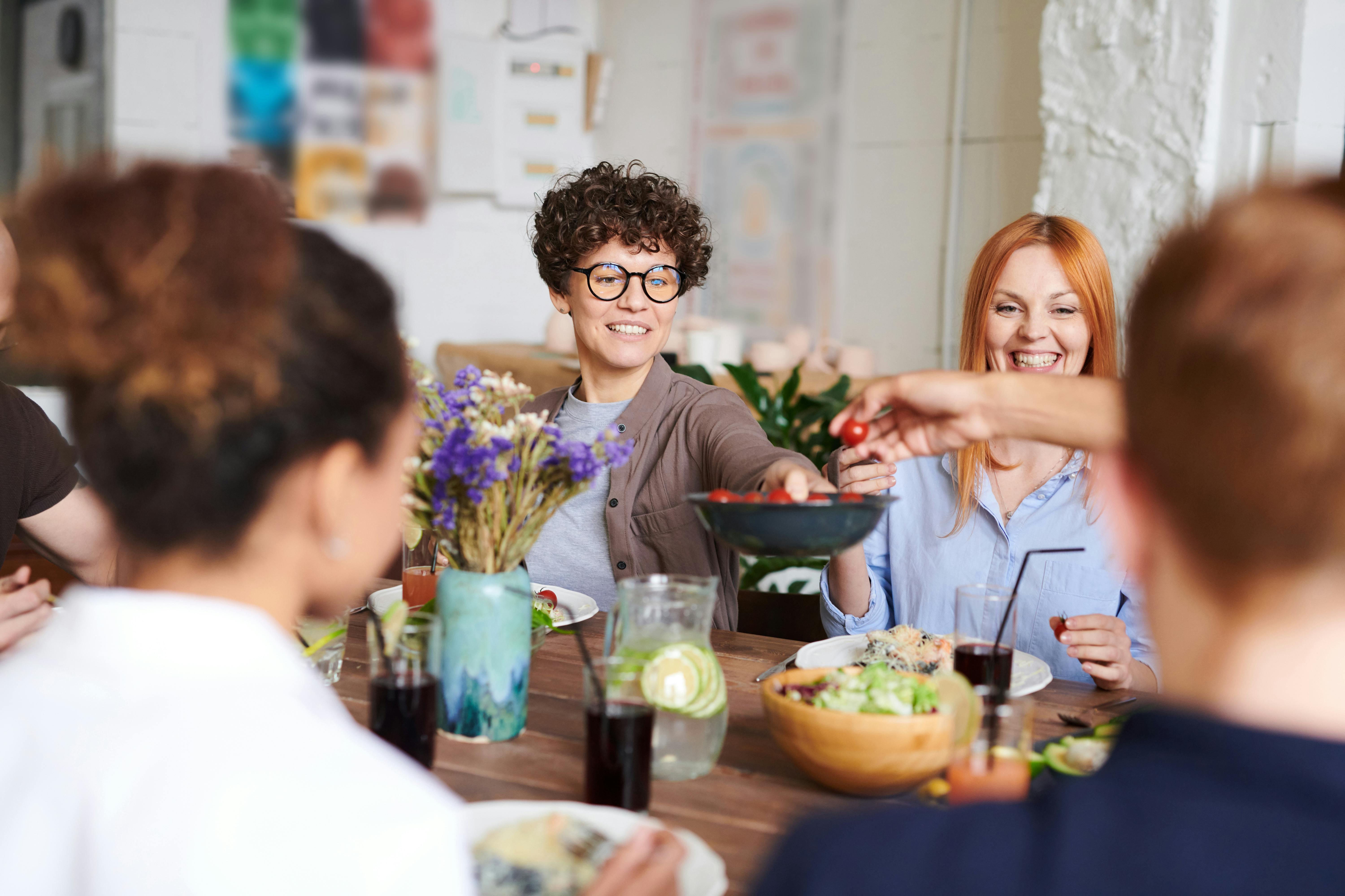 Gente en un restaurante | Fuente: Pexels