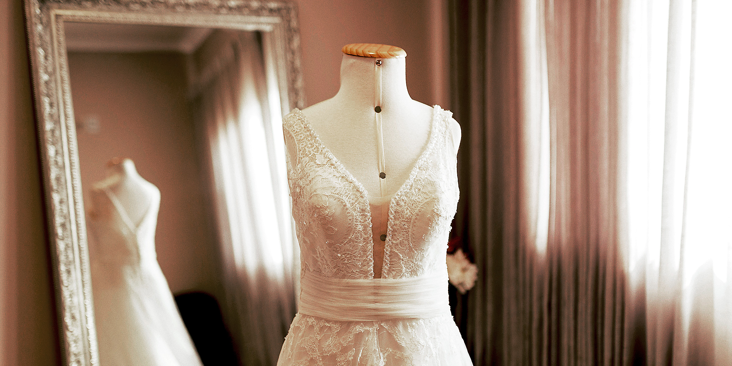 Un vestido blanco sobre un maniquí | Fuente: Shutterstock