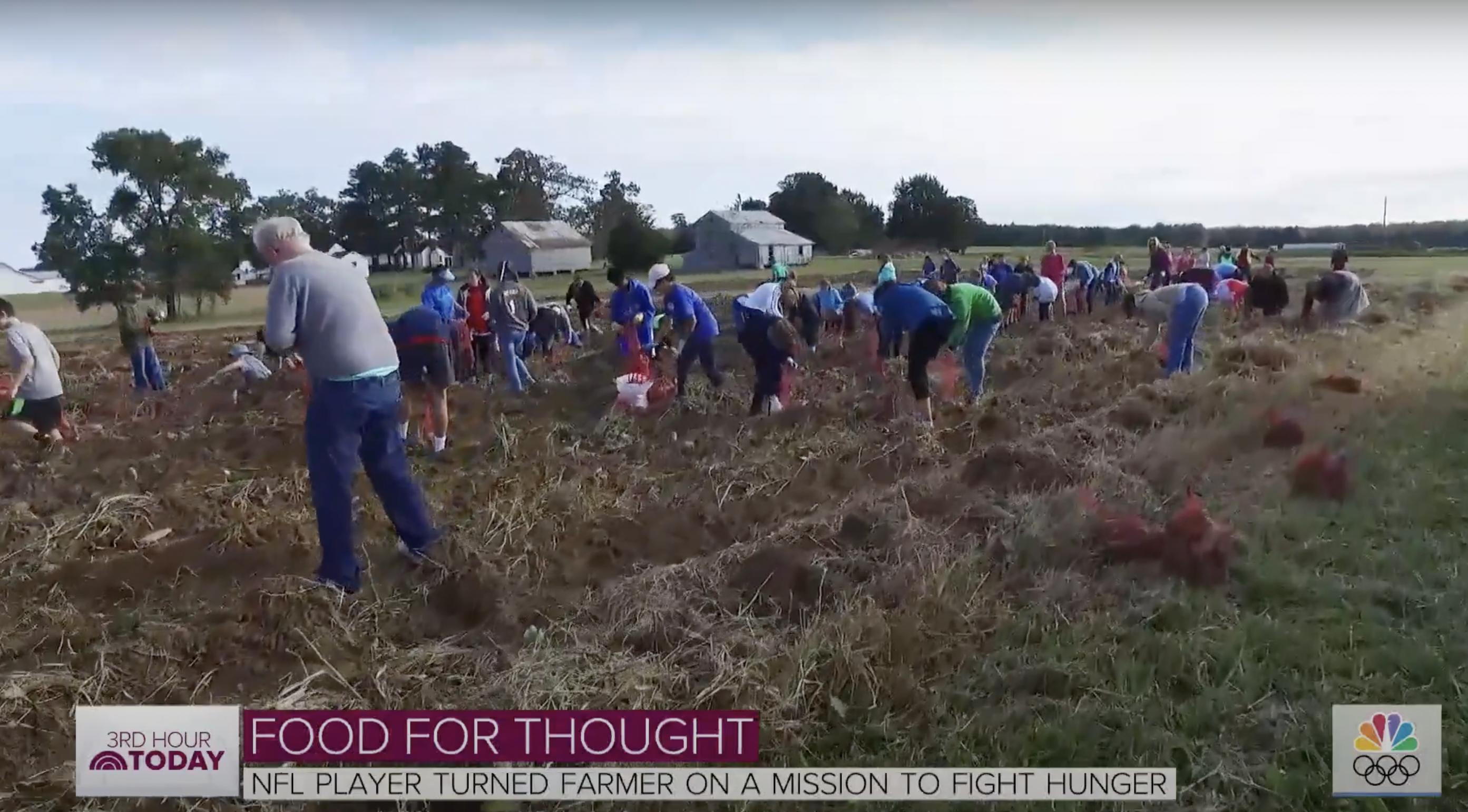 Voluntarios en la granja de Jason Brown | Fuente: YouTube/Today