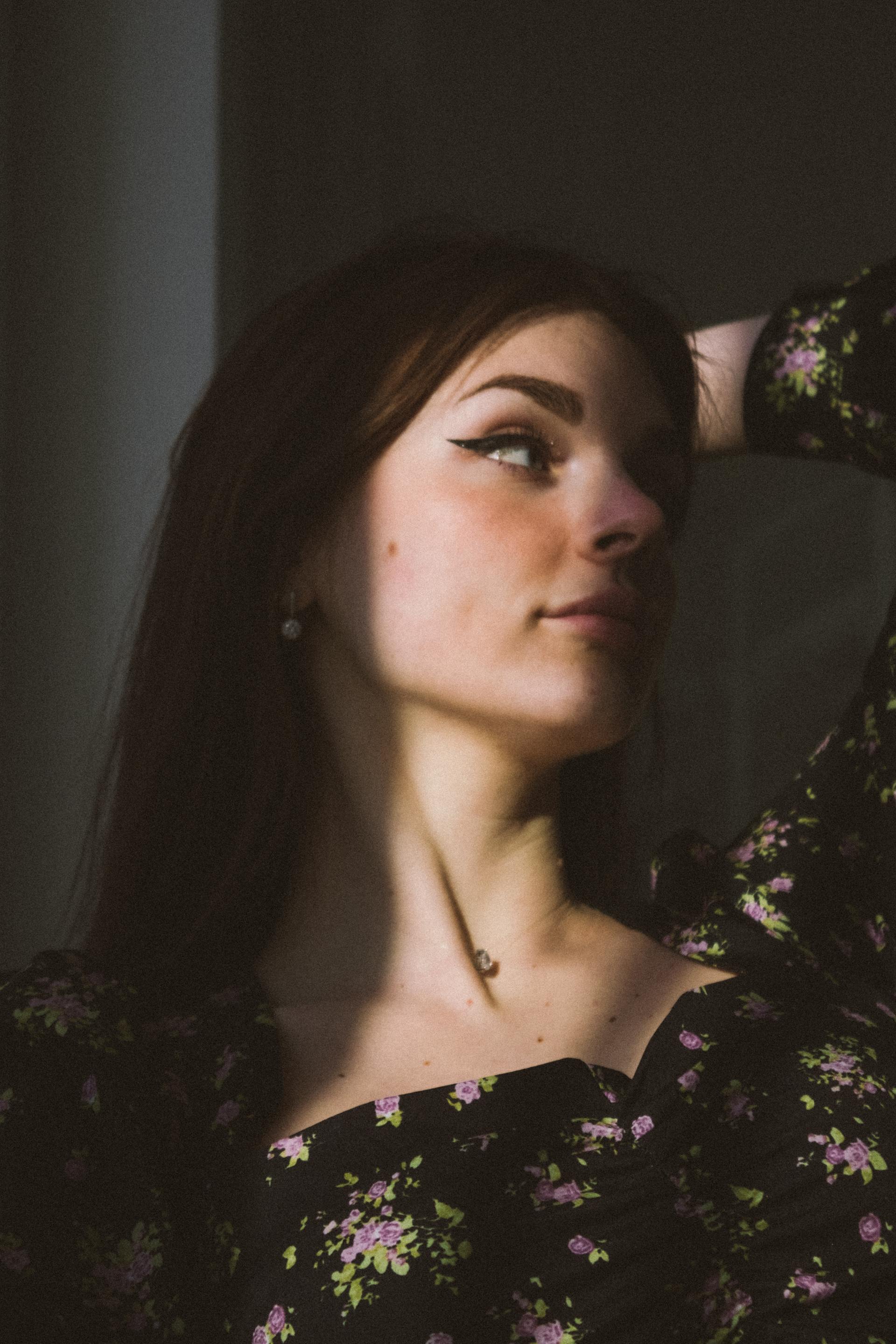 Una mujer mirando a un lado | Fuente: Pexels