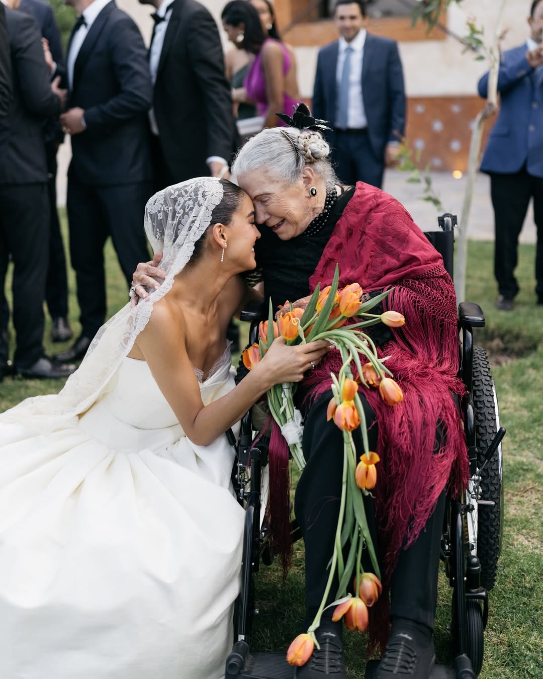 Alejandra Capetillo junto a su abuela María del Carmen Vázquez Alcaide en su boda | Fuente: Instagram Stories/alecapetilloga