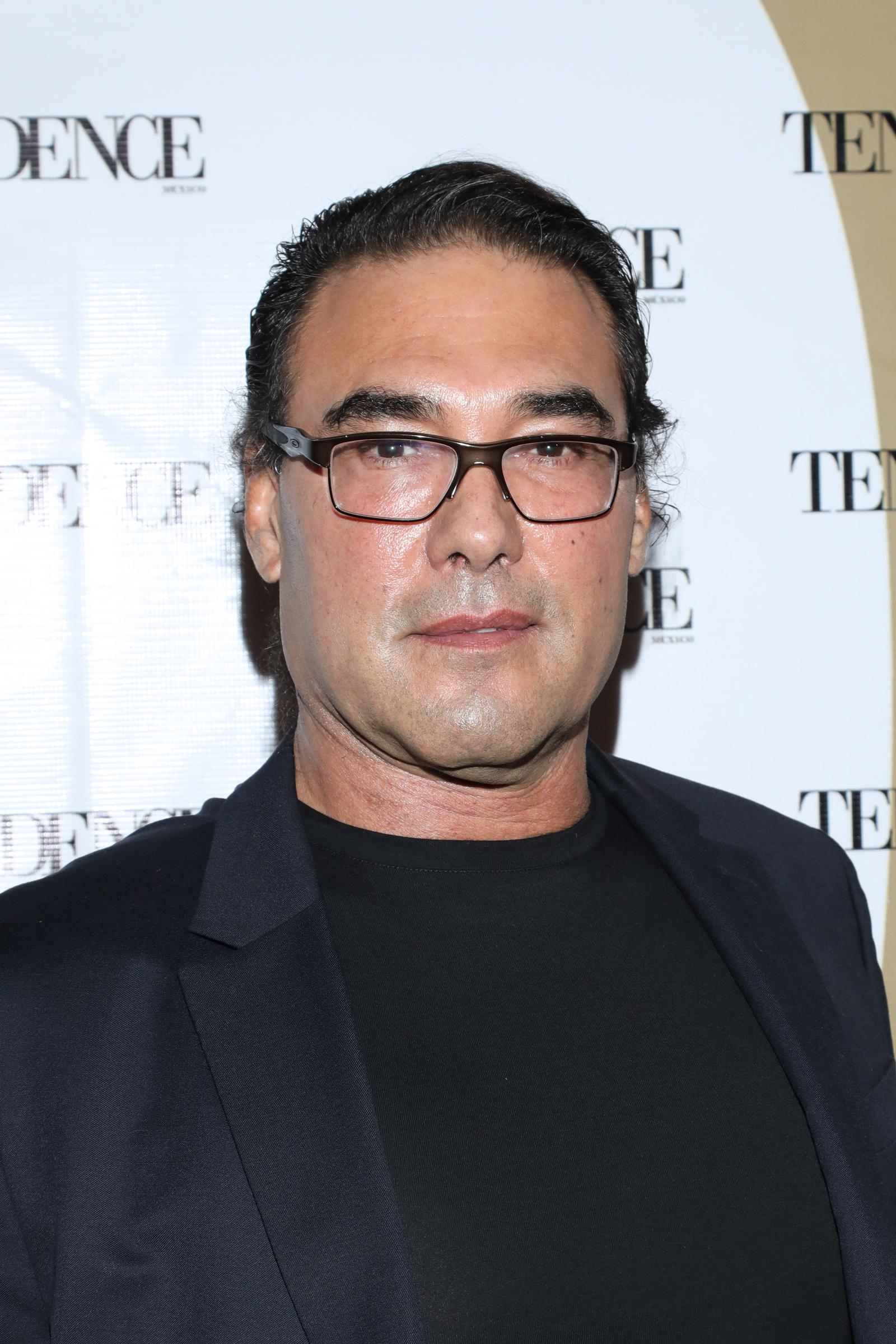 Eduardo Yáñez asiste al lanzamiento del segundo aniversario de la cantante pop colombiana Val Music y la revista Tendence en el Salón Las Tertulias el 22 de septiembre de 2021 en Ciudad de México, México.