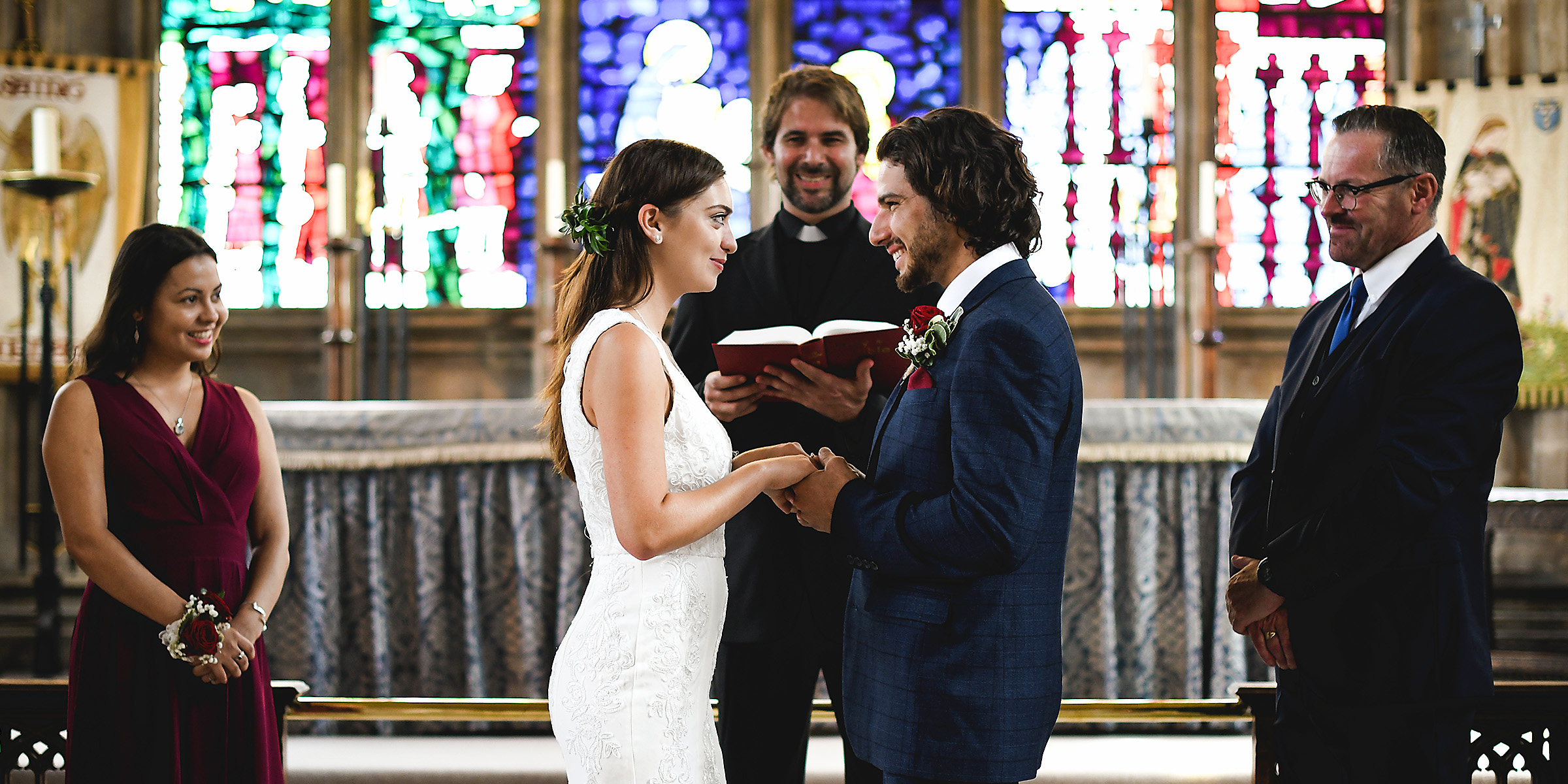 Una pareja ante el altar | Fuente: Shutterstock