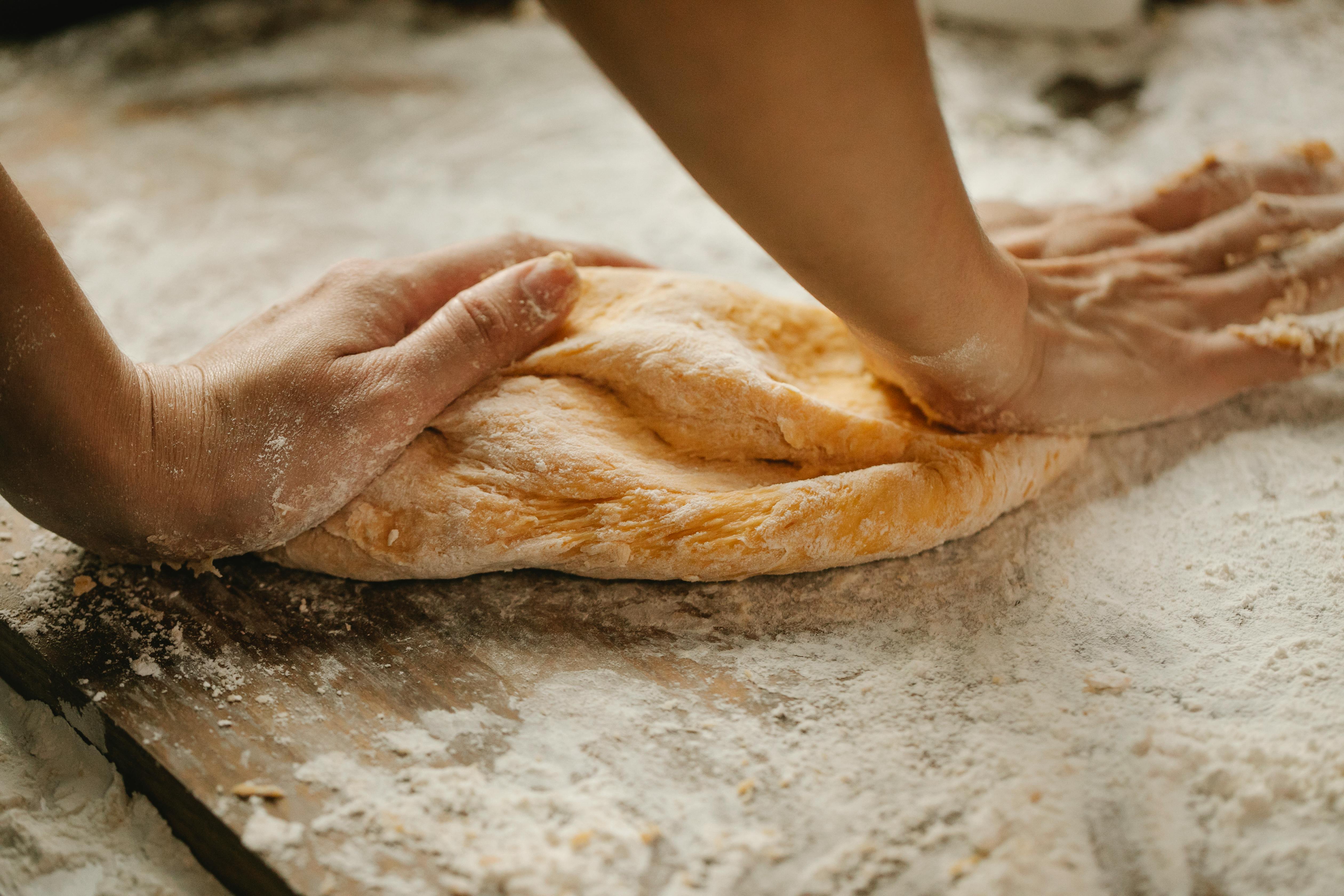 Las manos de una mujer amasando masa | Fuente: Pexels