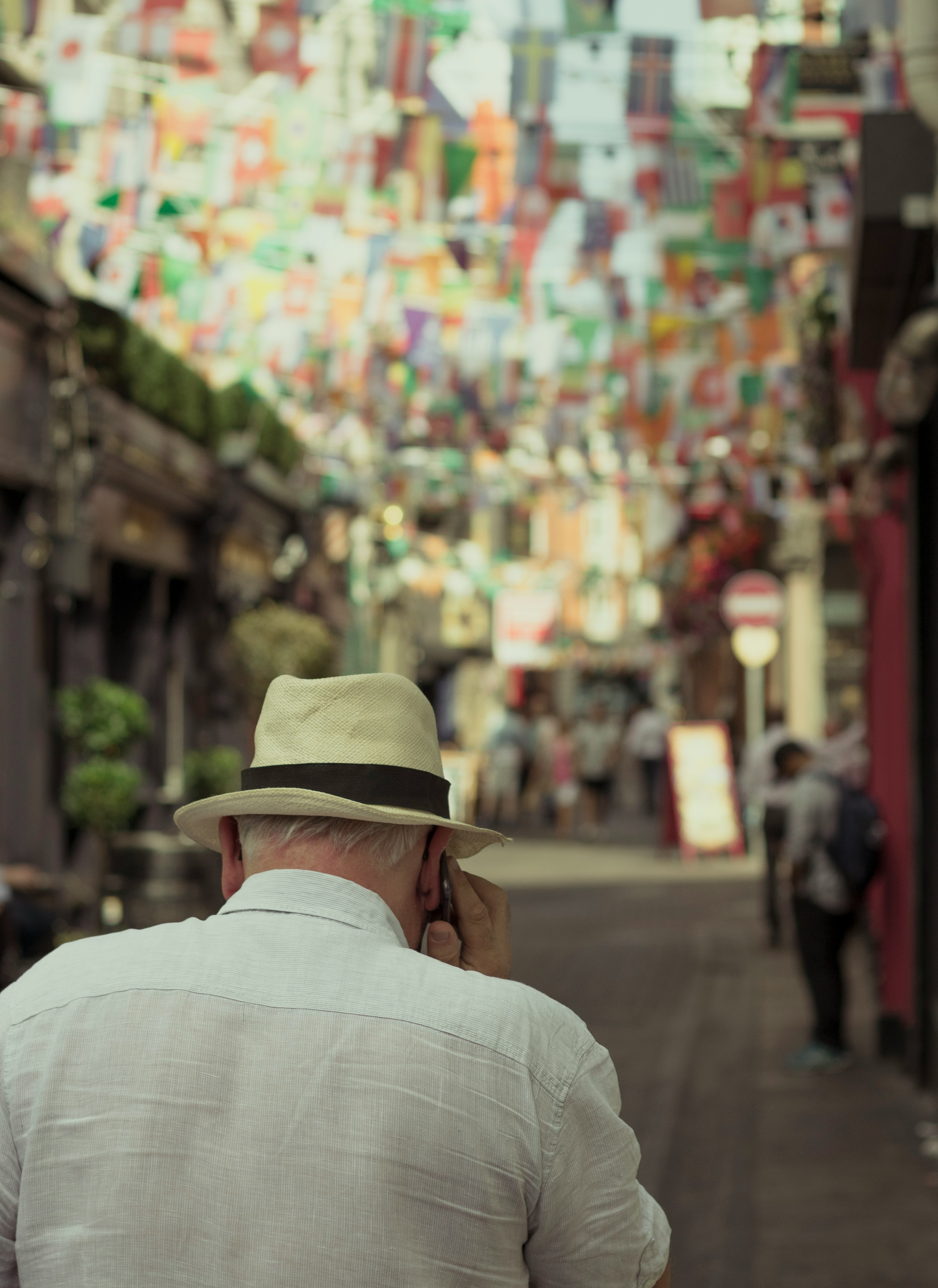 Anciano hablando por teléfono | Fuente: Unsplash