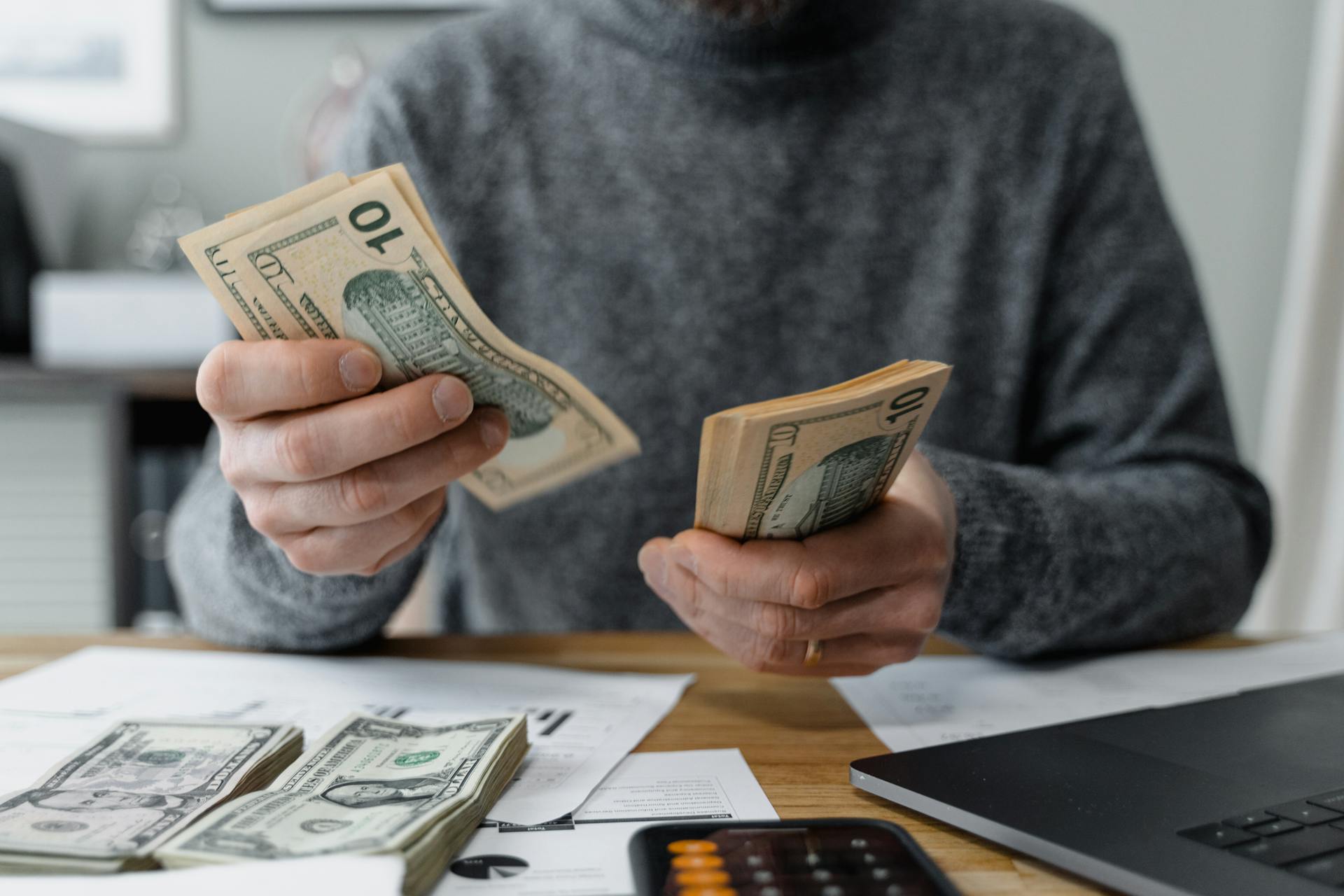 Un hombre contando dinero | Fuente: Pexels