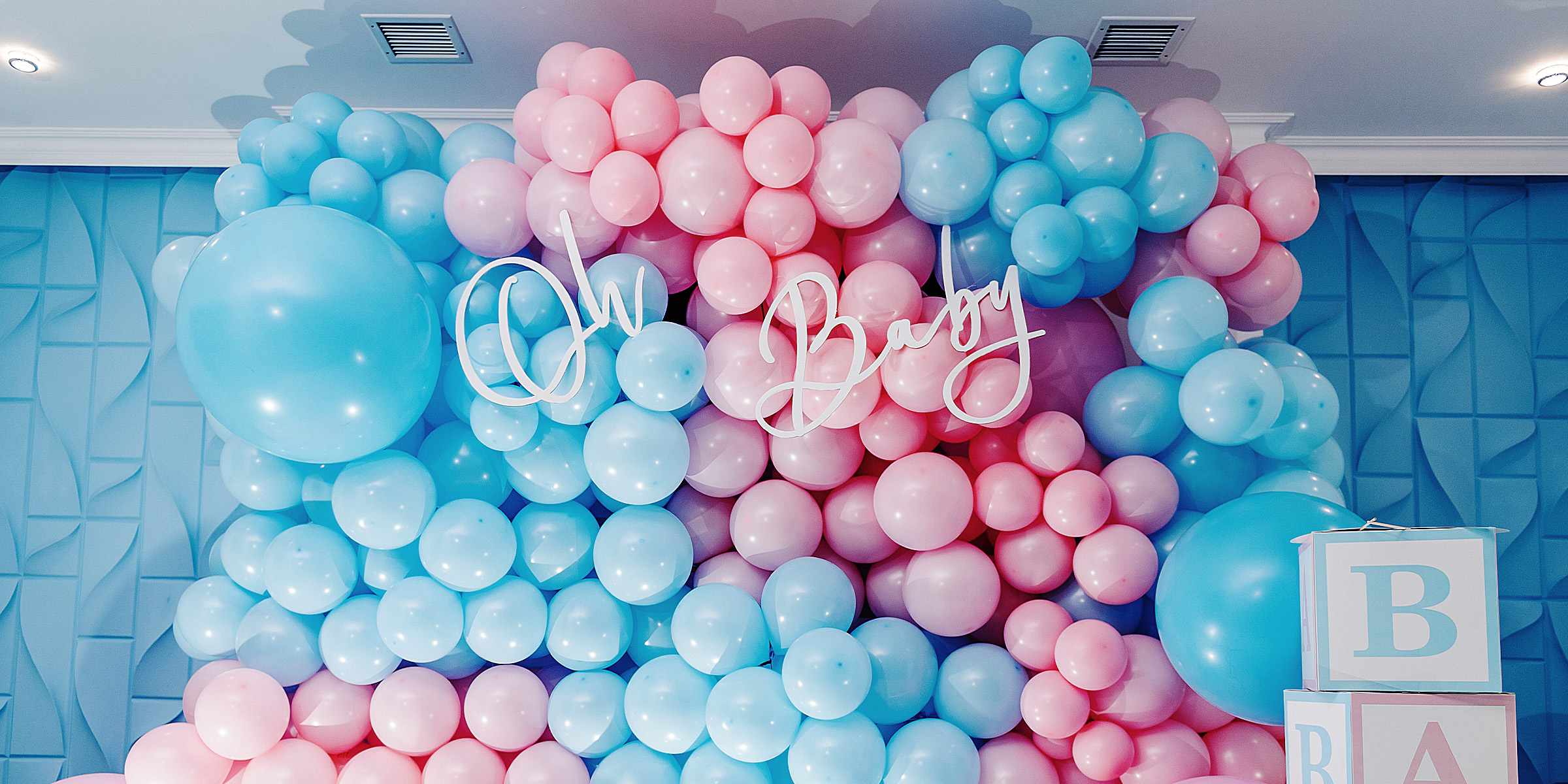 Decoración azul y rosa para baby shower | Fuente: Shutterstock