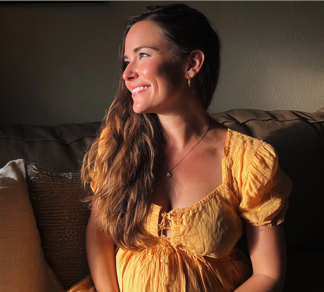 Una mujer embarazada sentada en un sofá | Fuente: Midjourney