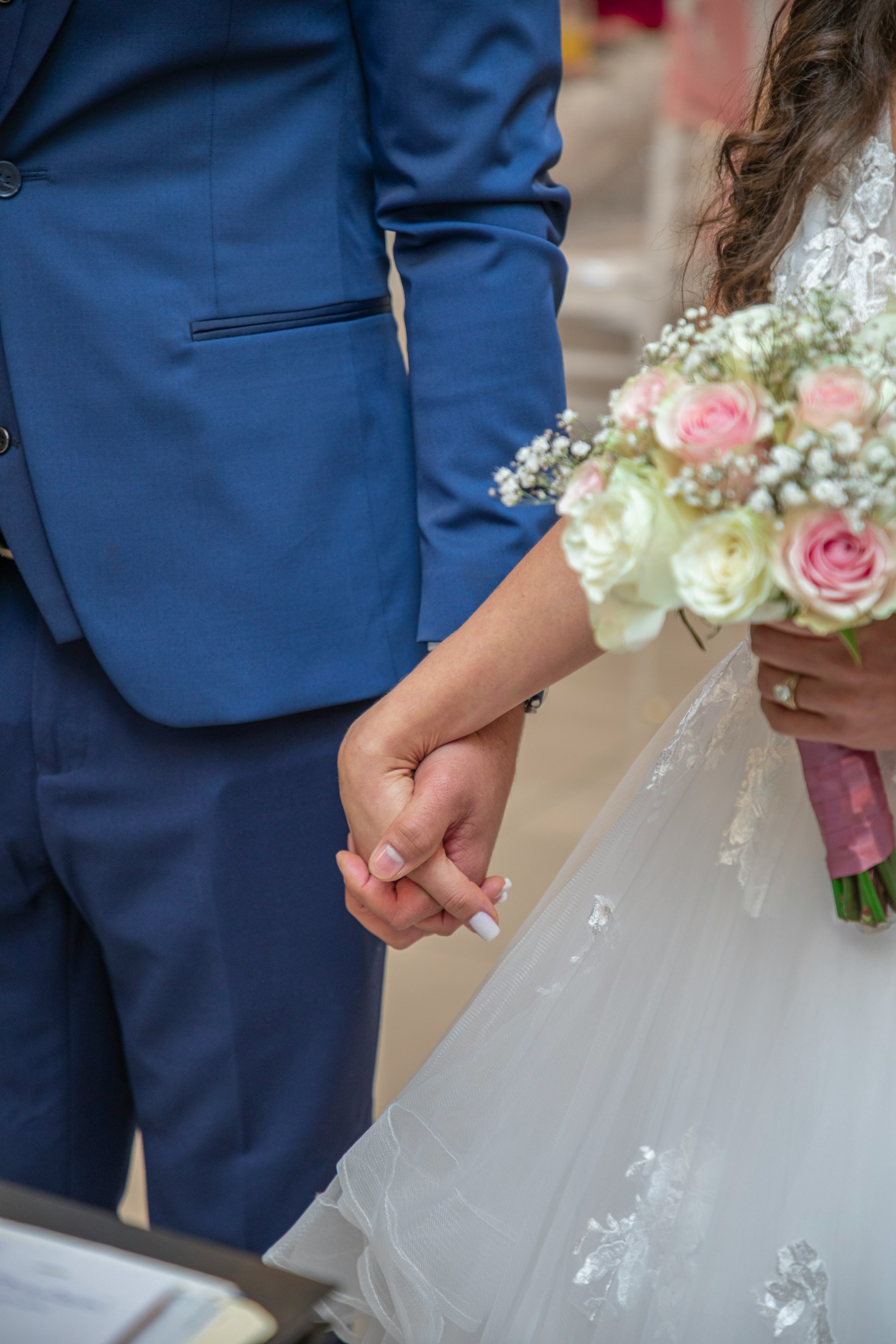 Novios tomados de la mano durante su boda | Fuente: Unsplash