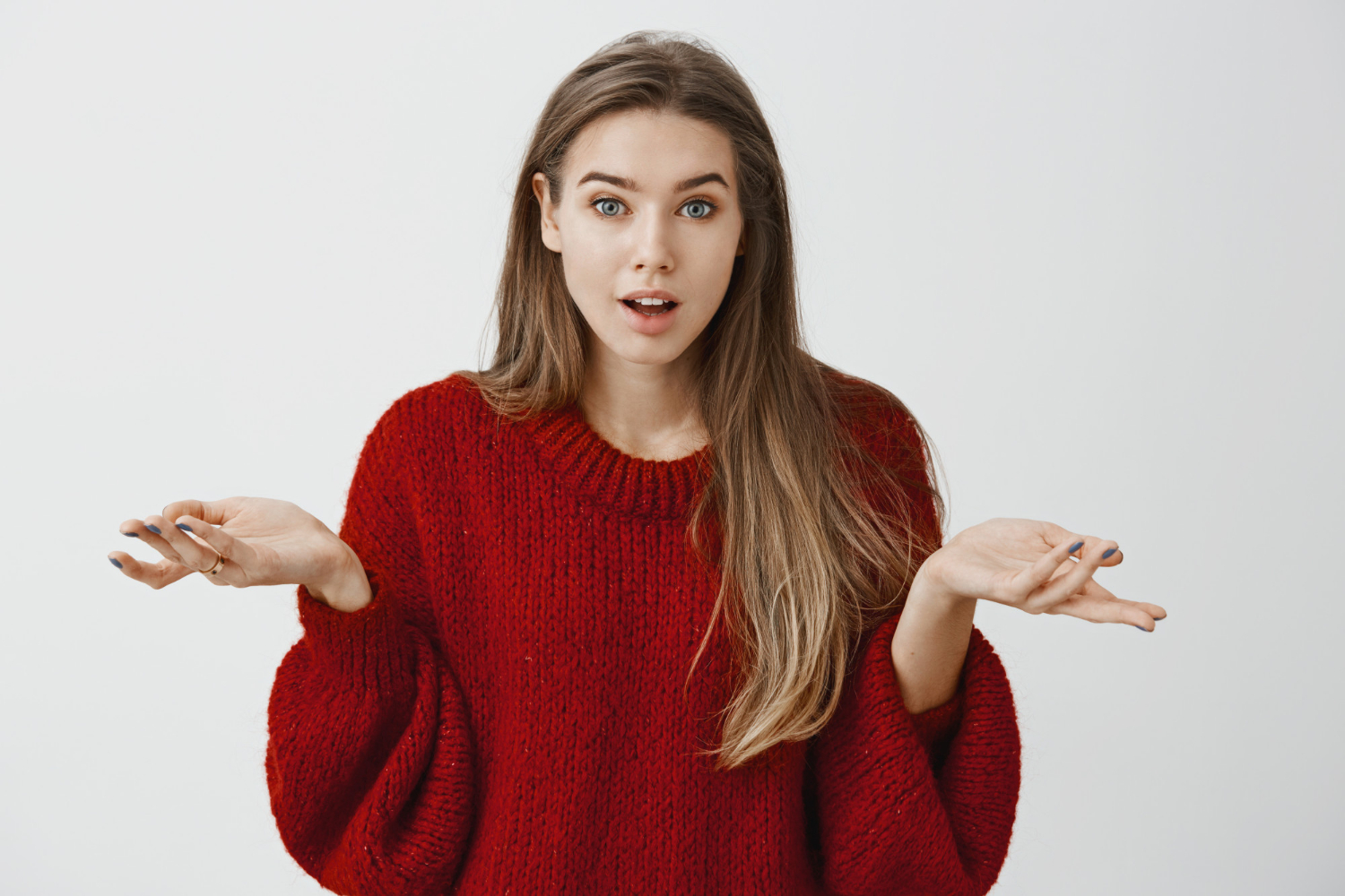 Una mujer encogiéndose de hombros | Fuente: Freepik