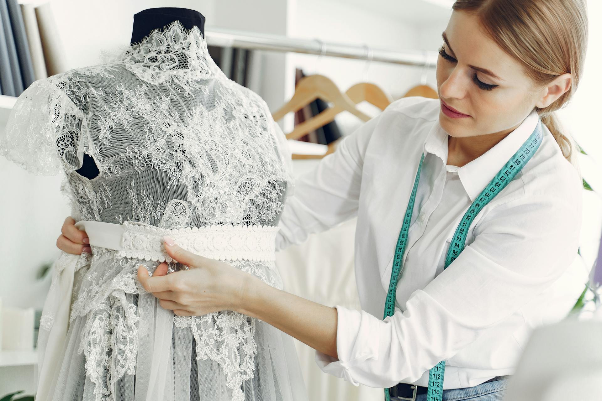 Una costurera trabajando en un vestido de encaje | Fuente: Pexels