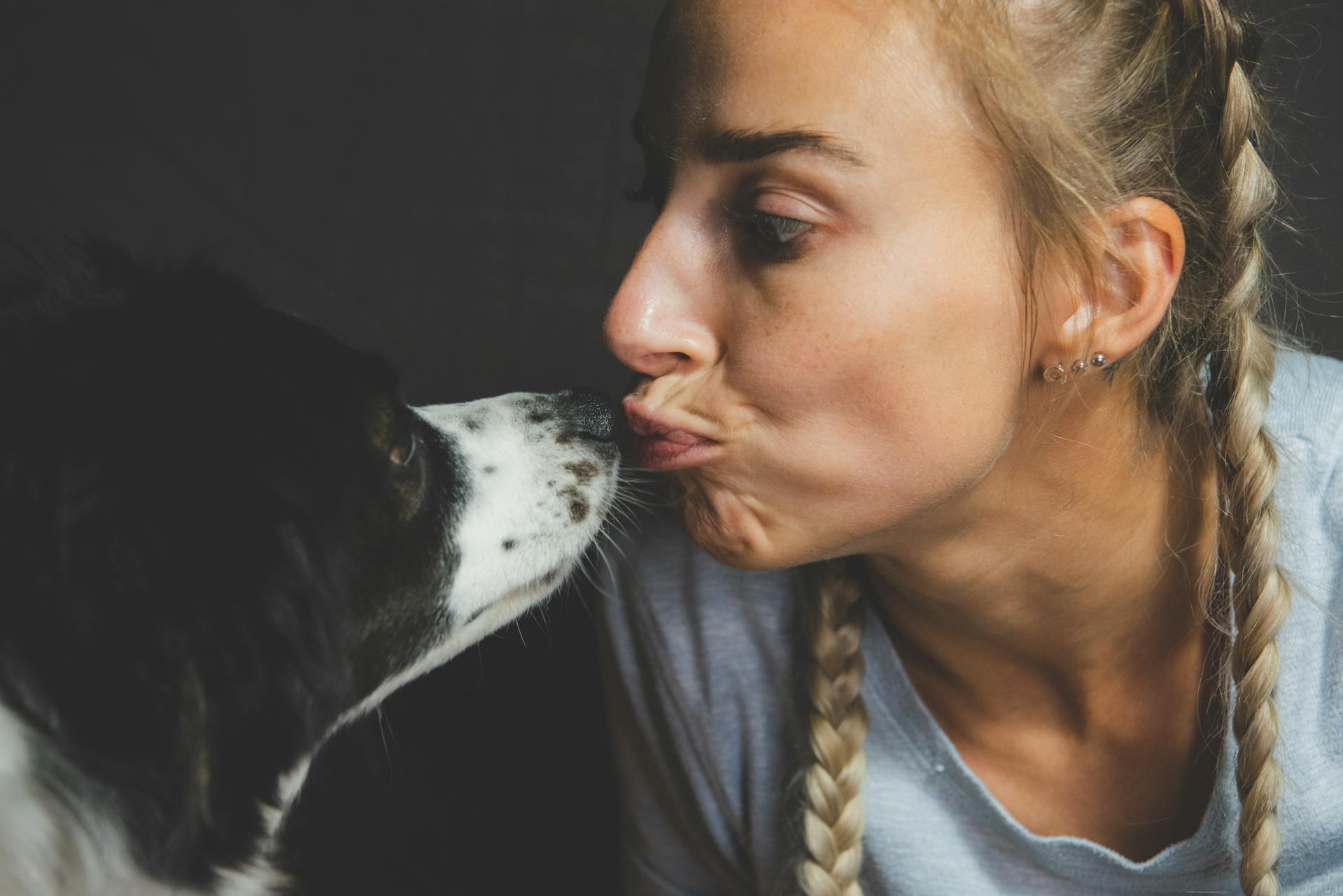 Una mujer y un perro compartiendo un tierno momento | Fuente: Pexels