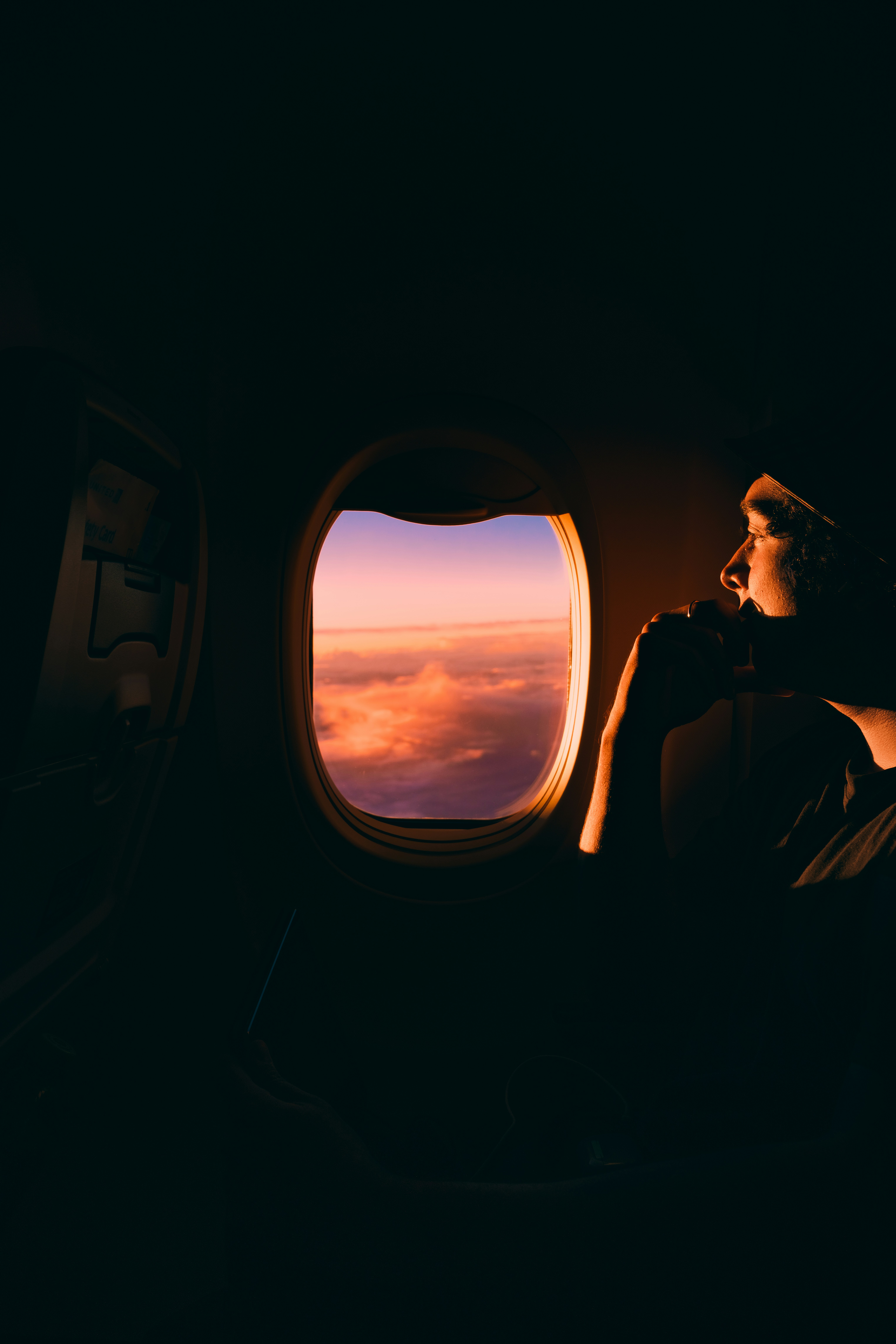 Un hombre sentado en un avión | Fuente: Unsplash
