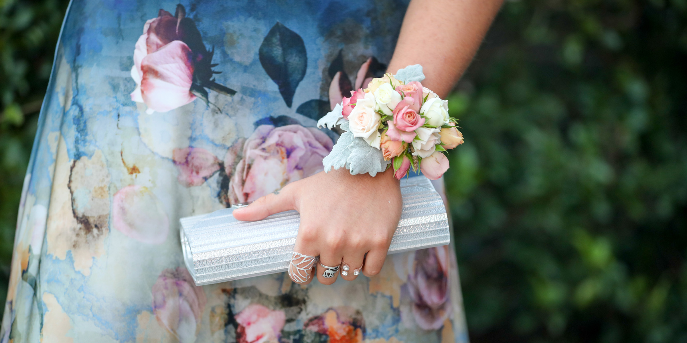 Un primer plano del vestido de una mujer | Fuente: Shutterstock