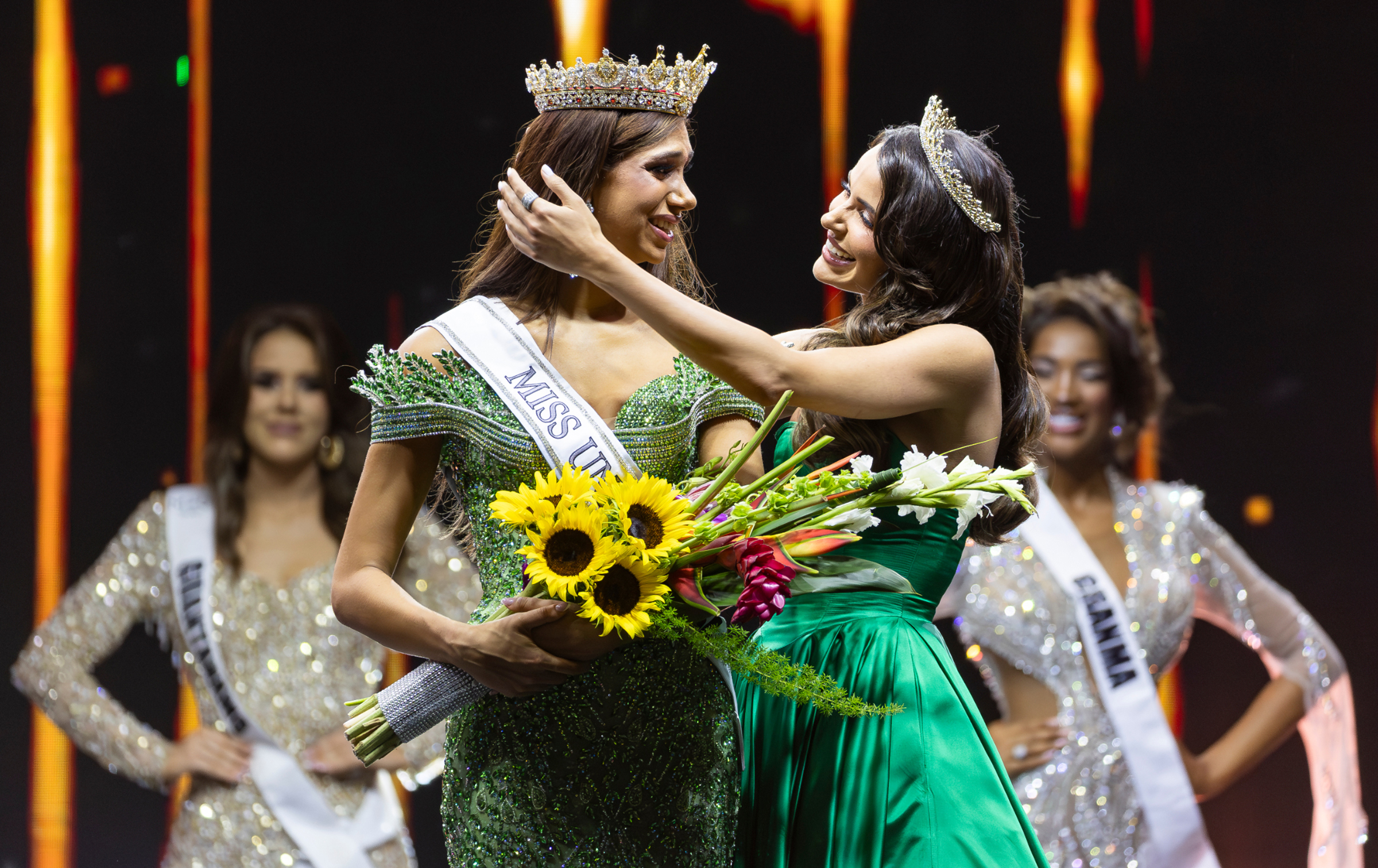 Miss Universo Cuba 2024 Marianela Ancheta, a la derecha, abraza a Lina Luaces después de ganar el certamen de belleza Miss Universo Cuba 2025 en Milander Park el martes 8 de julio de 2025, en Hialeah, Florida. | Fuente: Getty Images.