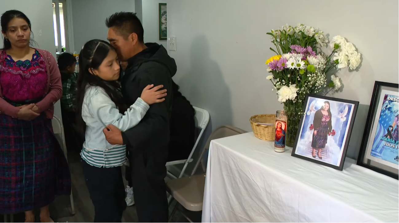 La afligida familia de María Florinda Ríos Pérez, de 32 años, junto a una mesa con sus retratos, adornada con flores | Fuente: YouTube/WTHR