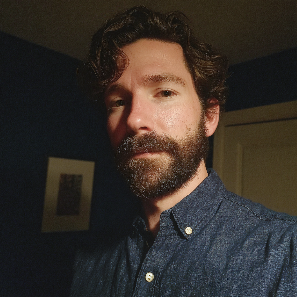 Un hombre de pie en un dormitorio | Fuente: Midjourney