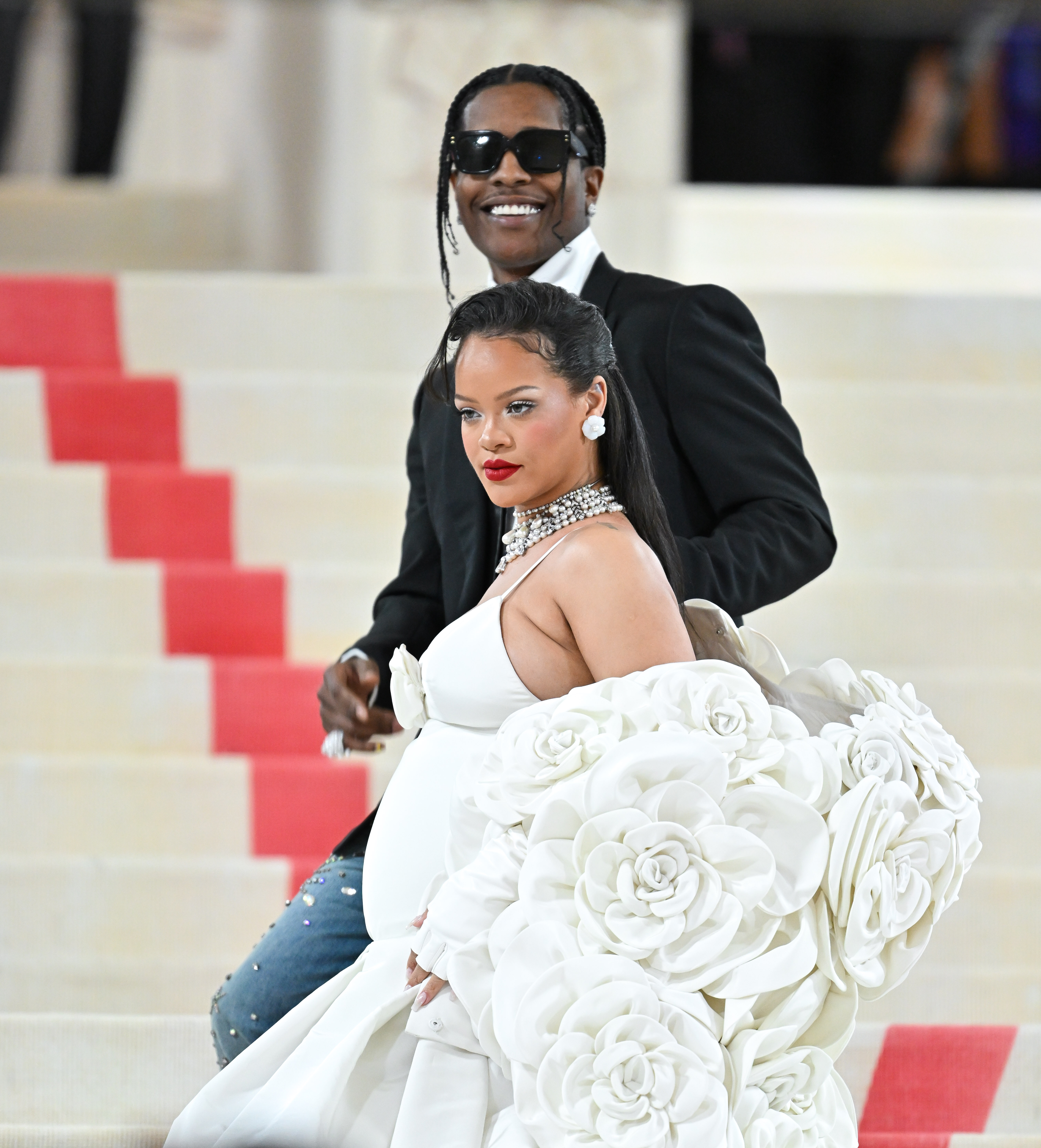 Rihanna y A$AP Rocky asisten a la Met Gala en el Museo Metropolitano de Arte de Nueva York el 1 de mayo de 2023 | Fuente: Getty Images