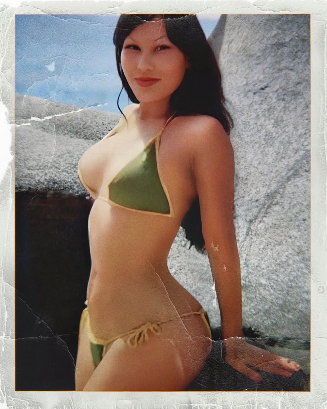 Lyn May posando en bikini, con fecha de enero de 2023 | Fuente: Instagram/lyn_may_