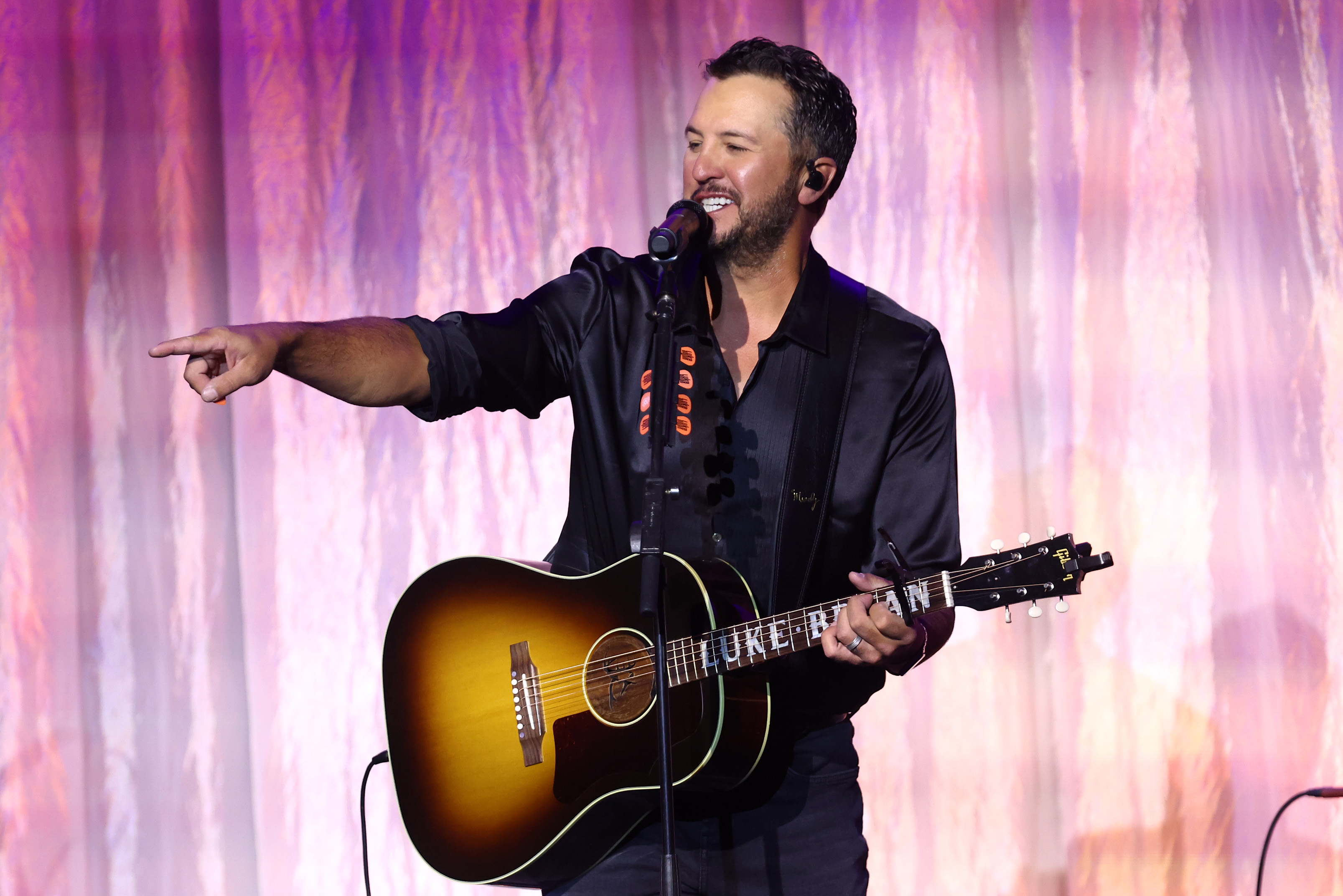 Luke Bryan actuando durante el 28.º evento anual "Taste For A Cure" de la Fundación del Centro Oncológico Jonsson de la UCLA, celebrado el 2 de mayo de 2025 en Beverly Hills, California. | Fuente: Getty Images