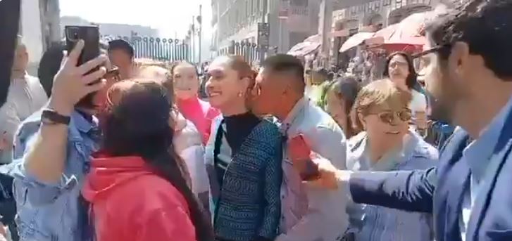 Un hombre acosa a la presidenta de México Claudia Sheimbaum | Fuente: X.com/bcn24noticias