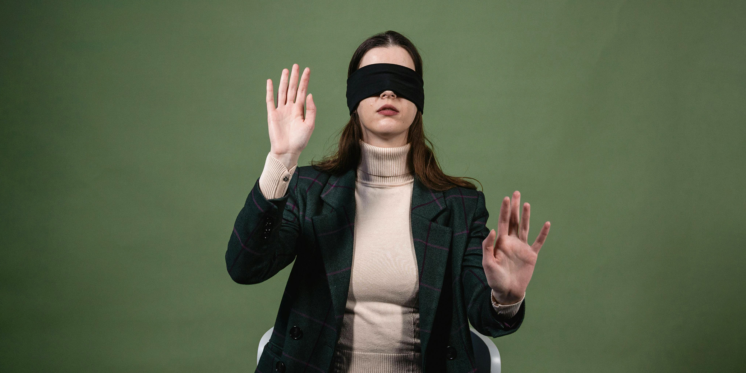 Una mujer con los ojos vendados | Fuente: Pexels