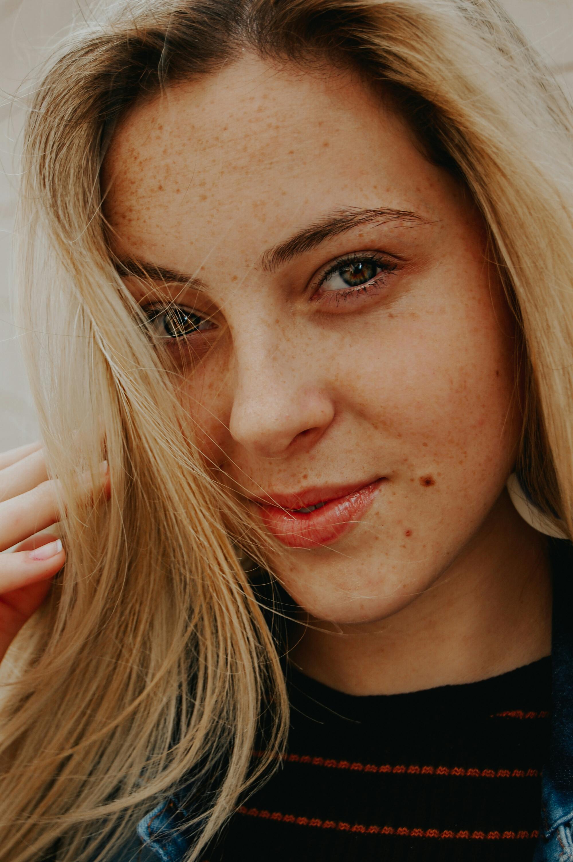 Primer plano de una mujer feliz | Fuente: Pexels