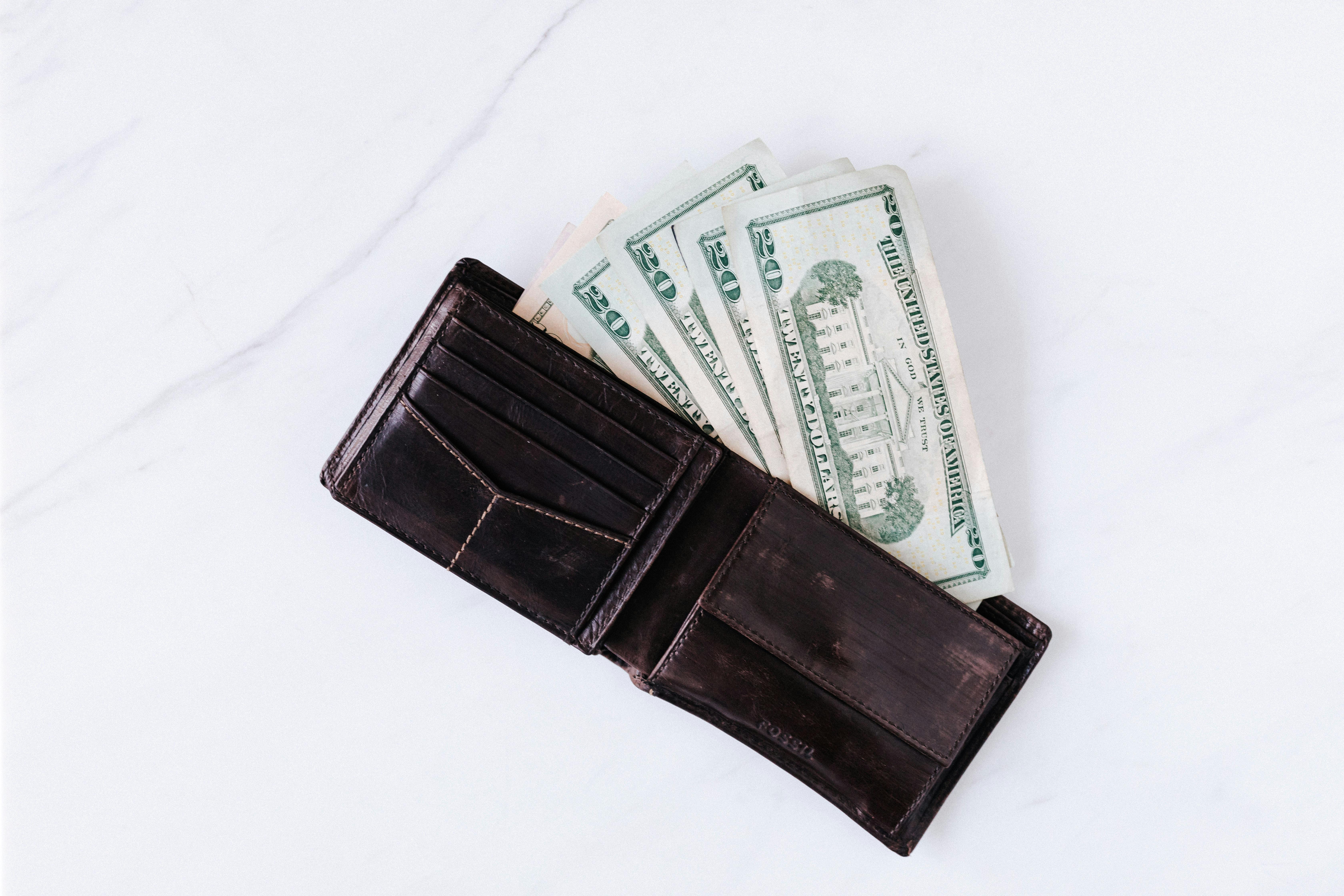 Una cartera con dinero | Fuente: Pexels