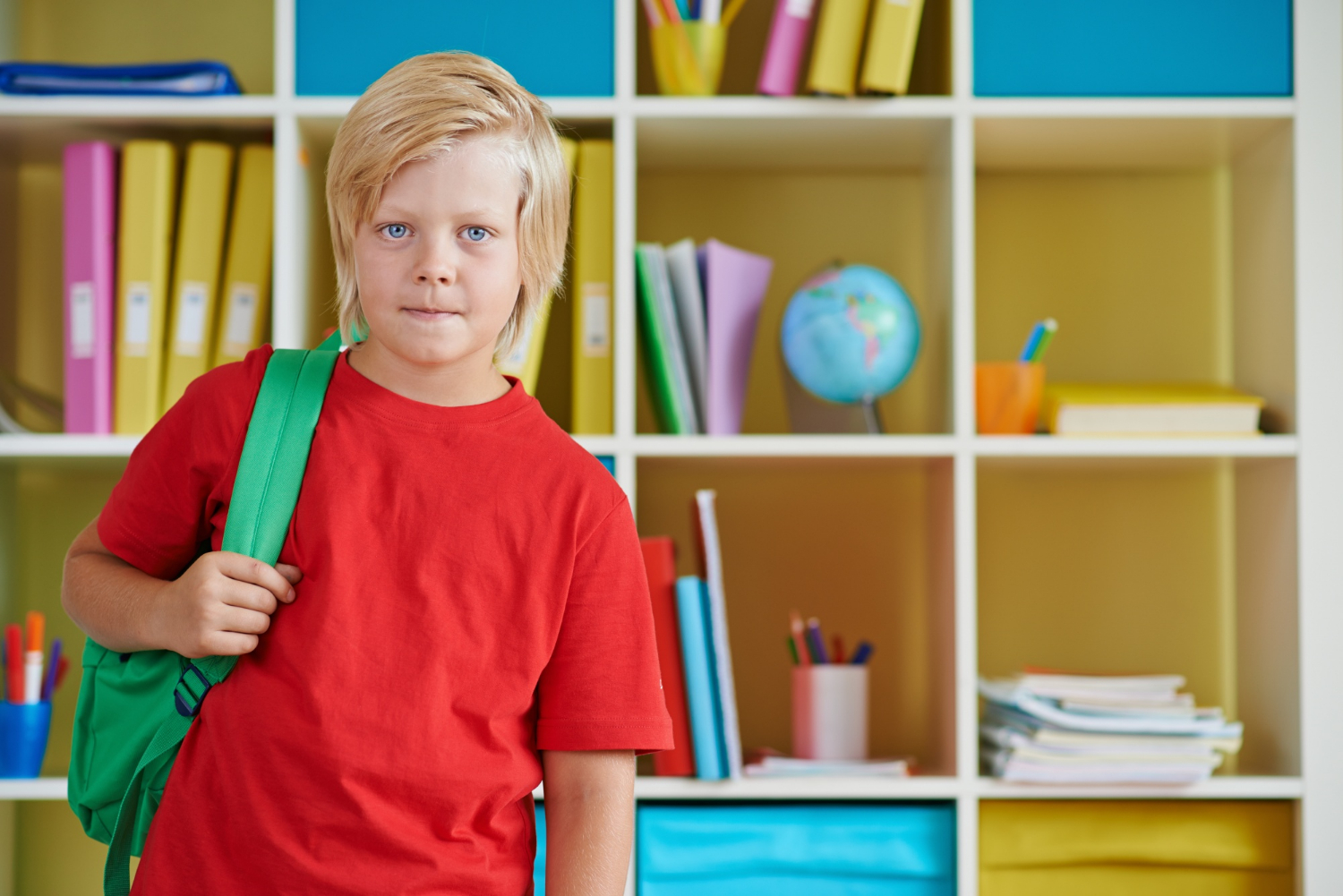 Un niño con su mochila | Fuente: Freepik
