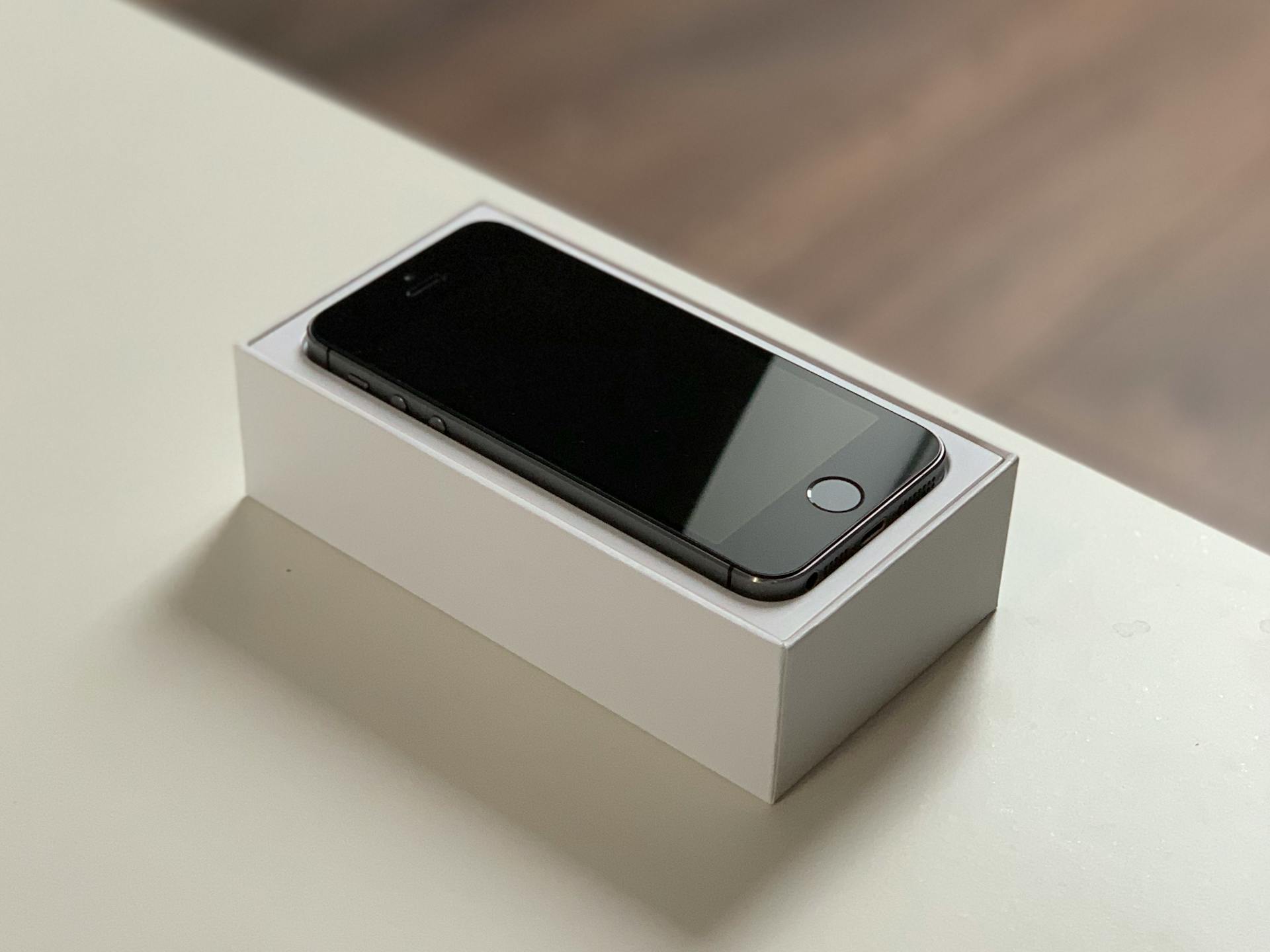 Un teléfono nuevo encima de su caja | Fuente: Pexels