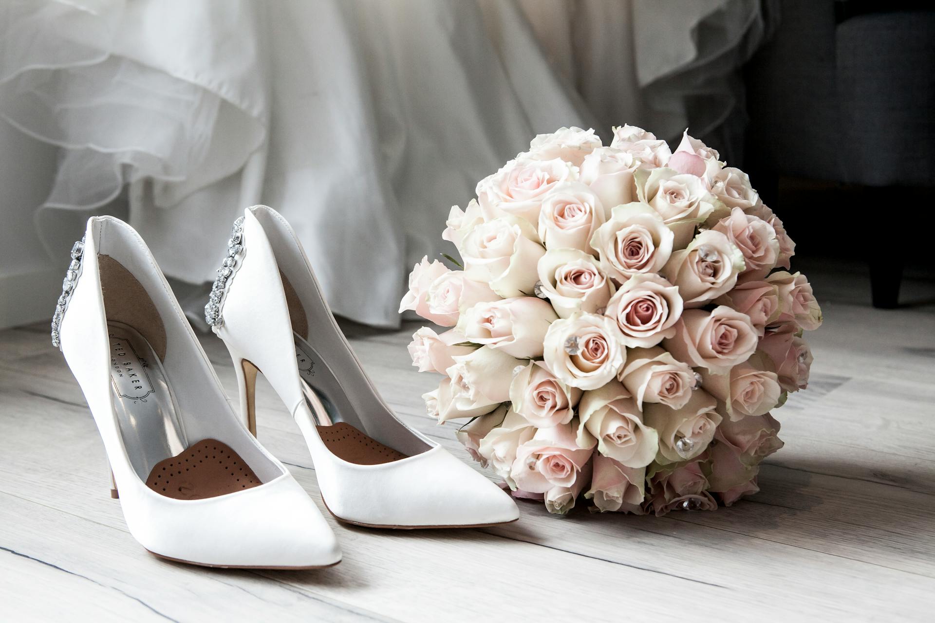 El ramo y los zapatos de una novia | Fuente: Pexels