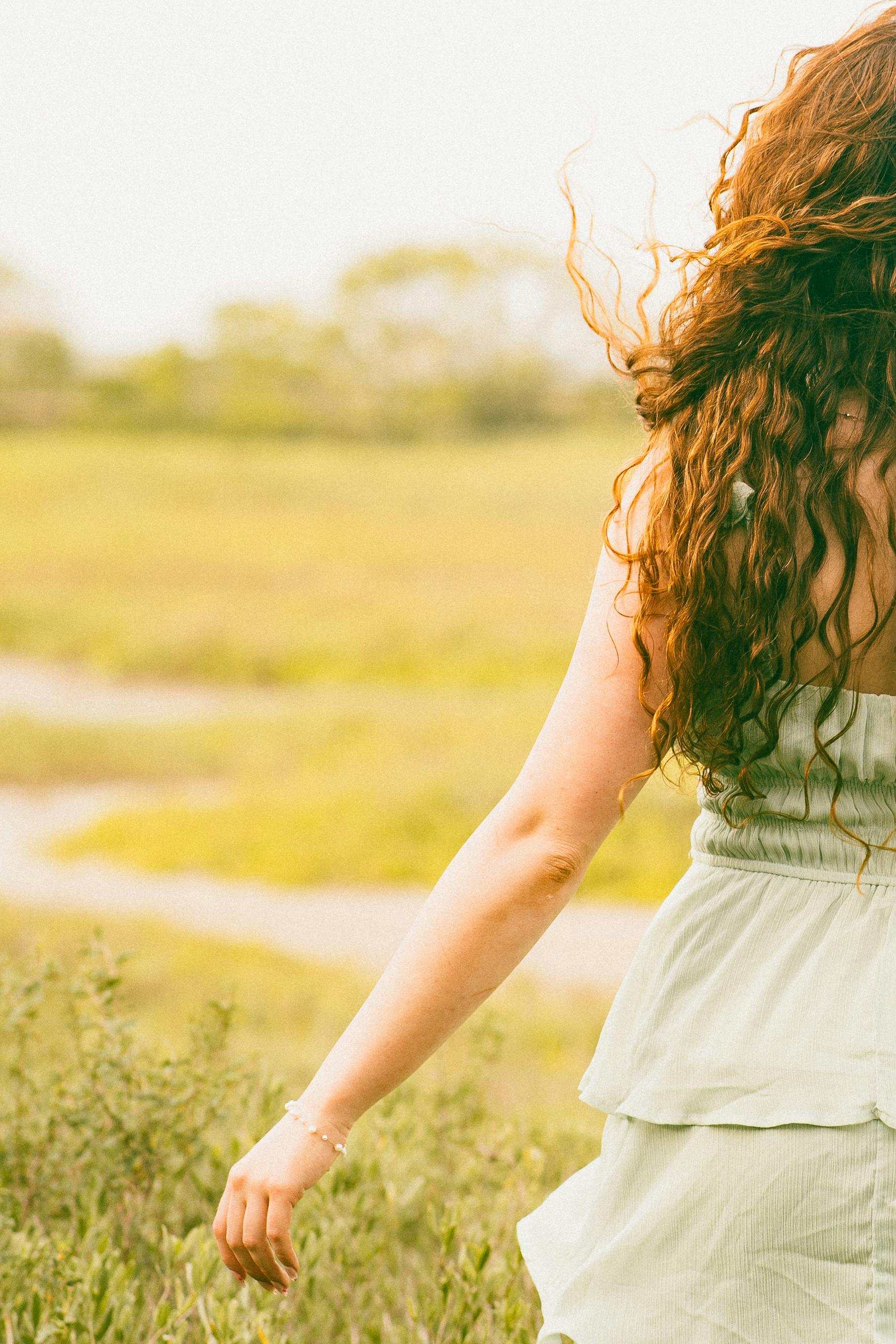 Una mujer alejándose | Fuente: Pexels