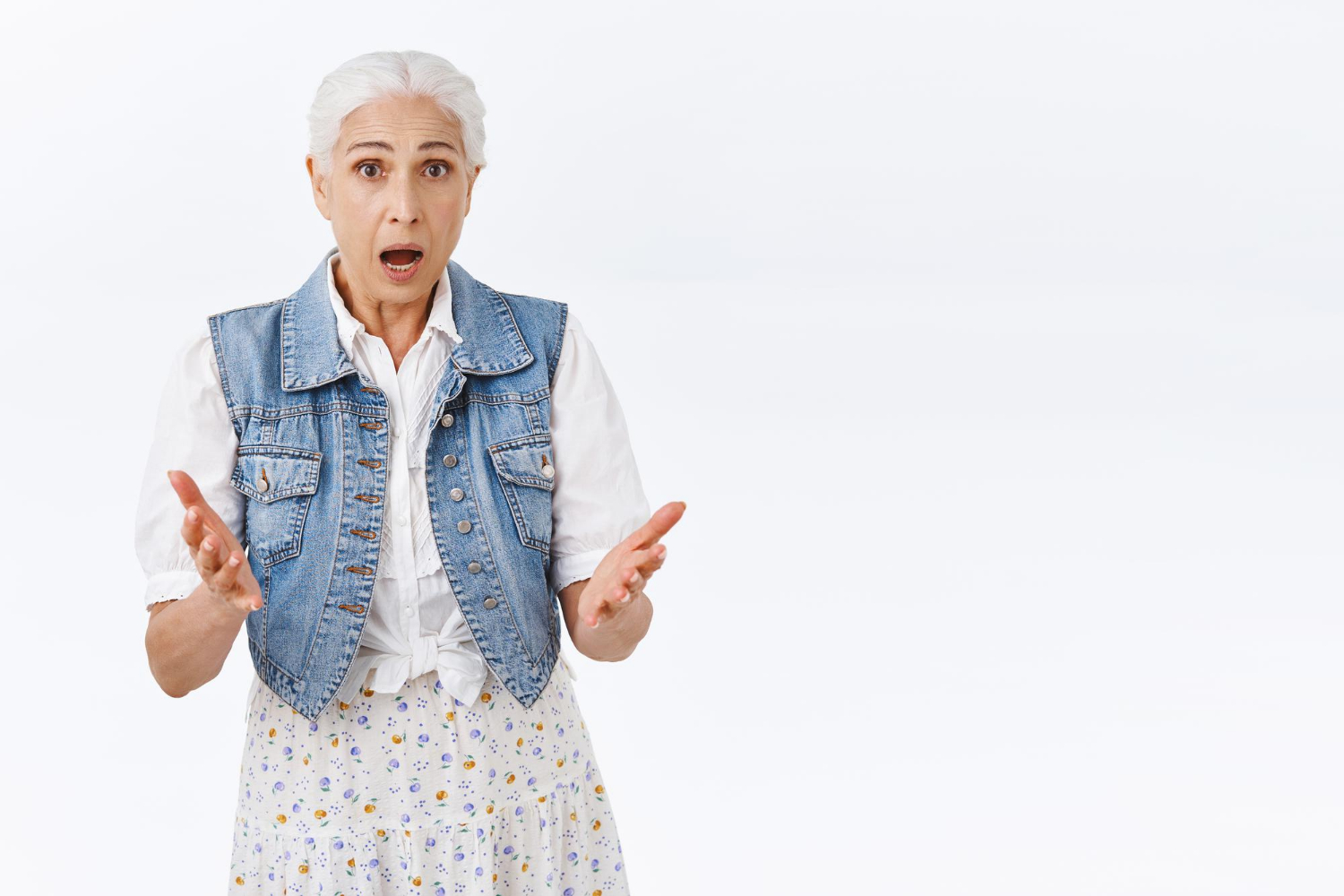 Una mujer mayor ansiosa | Fuente: Freepik