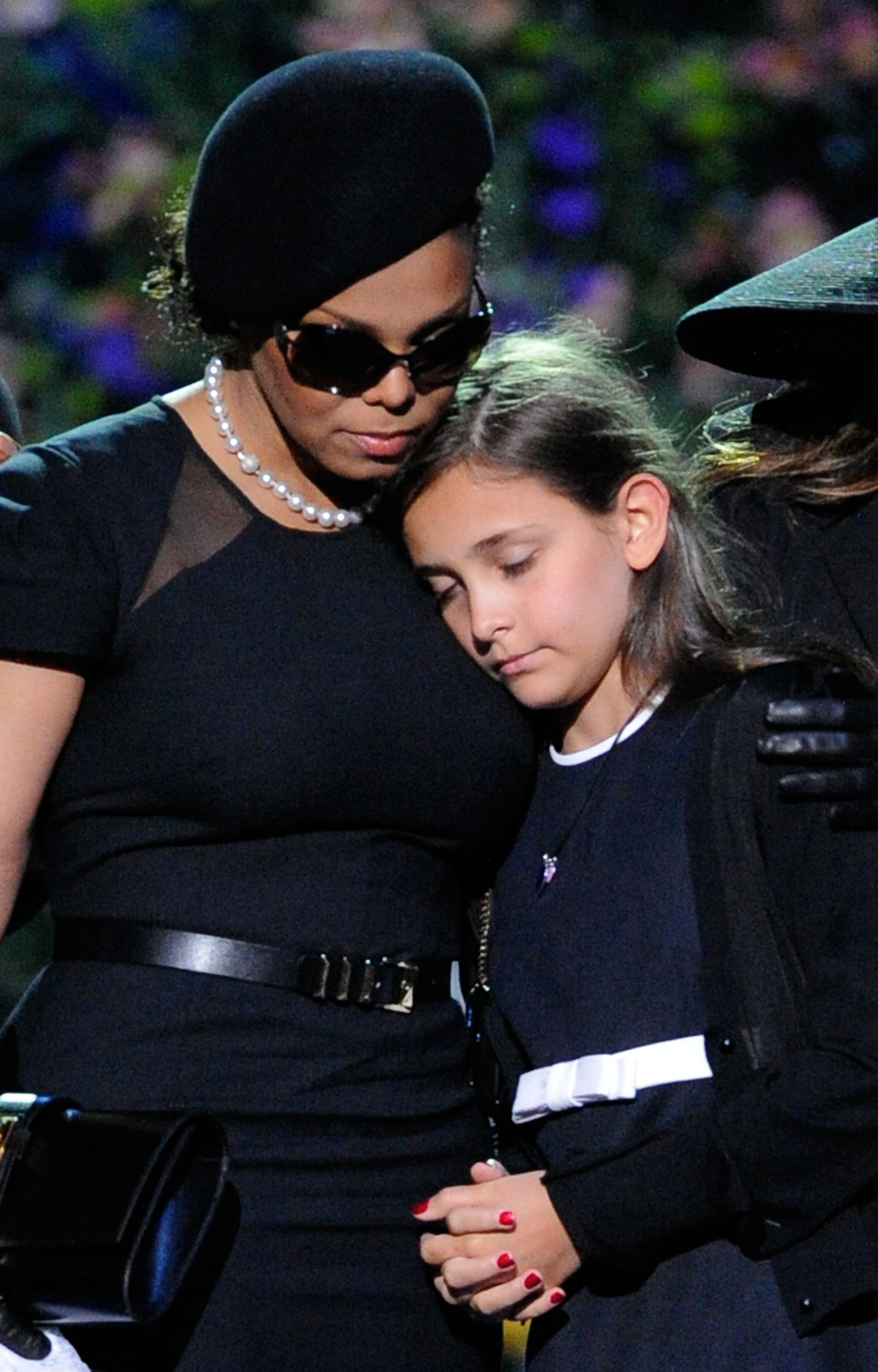 Janet Jackson y Paris Jackson se abrazan en el escenario durante el funeral público de Michael Jackson celebrado en el Staples Center el 7 de julio de 2009 en Los Ángeles, California. | Fuente: Getty Images