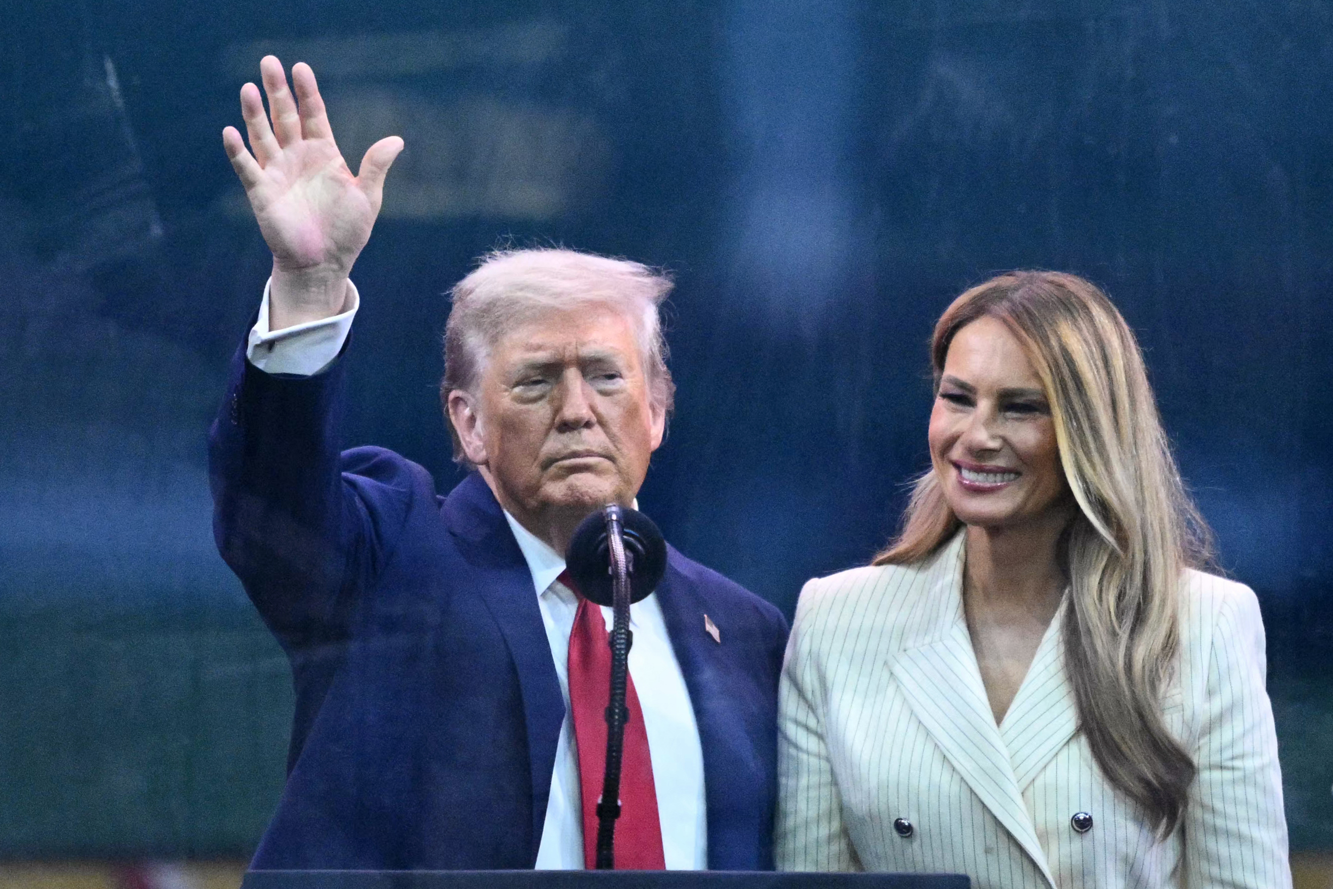 Donald y Melania Trump asisten al desfile del 250° aniversario del Ejército de EE.UU. en Washington, DC, el 14 de junio de 2025 | Fuente: Getty Images