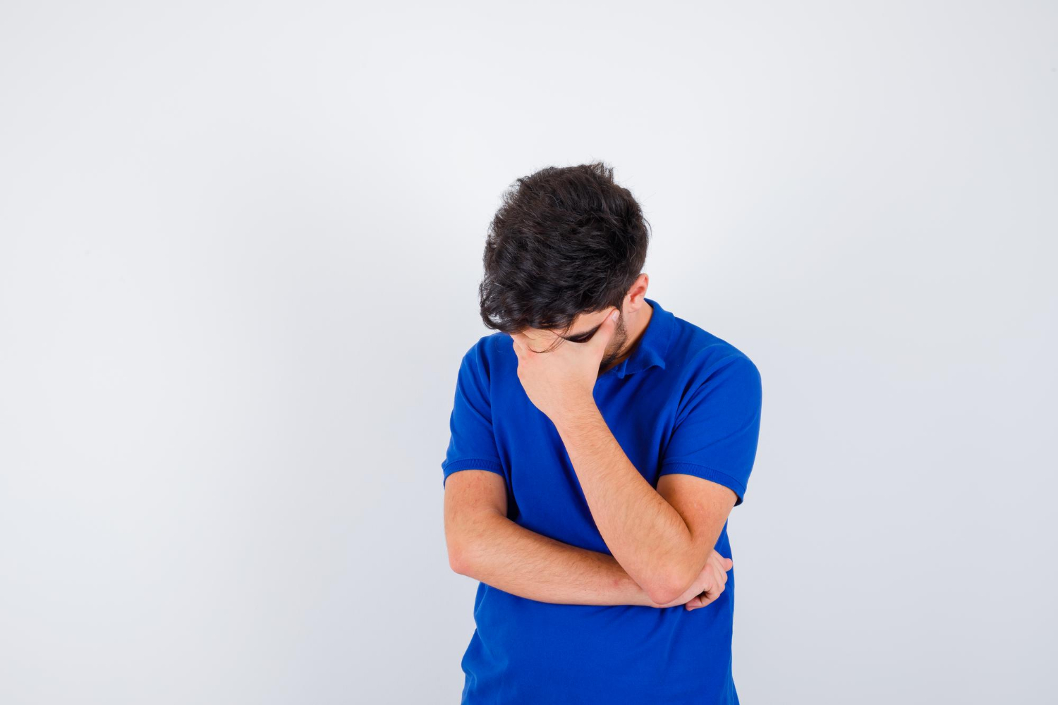 Un hombre angustiado | Fuente: Freepik