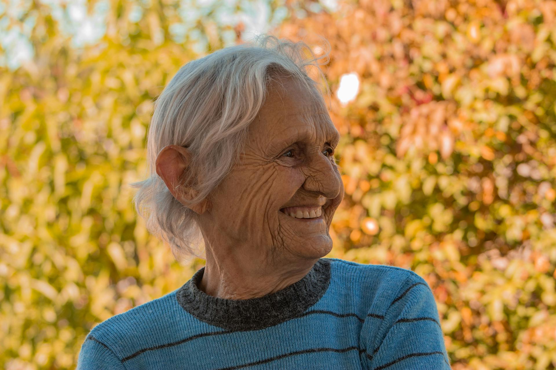 Una anciana feliz y sonriente con el pelo blanco | Fuente: Pexels