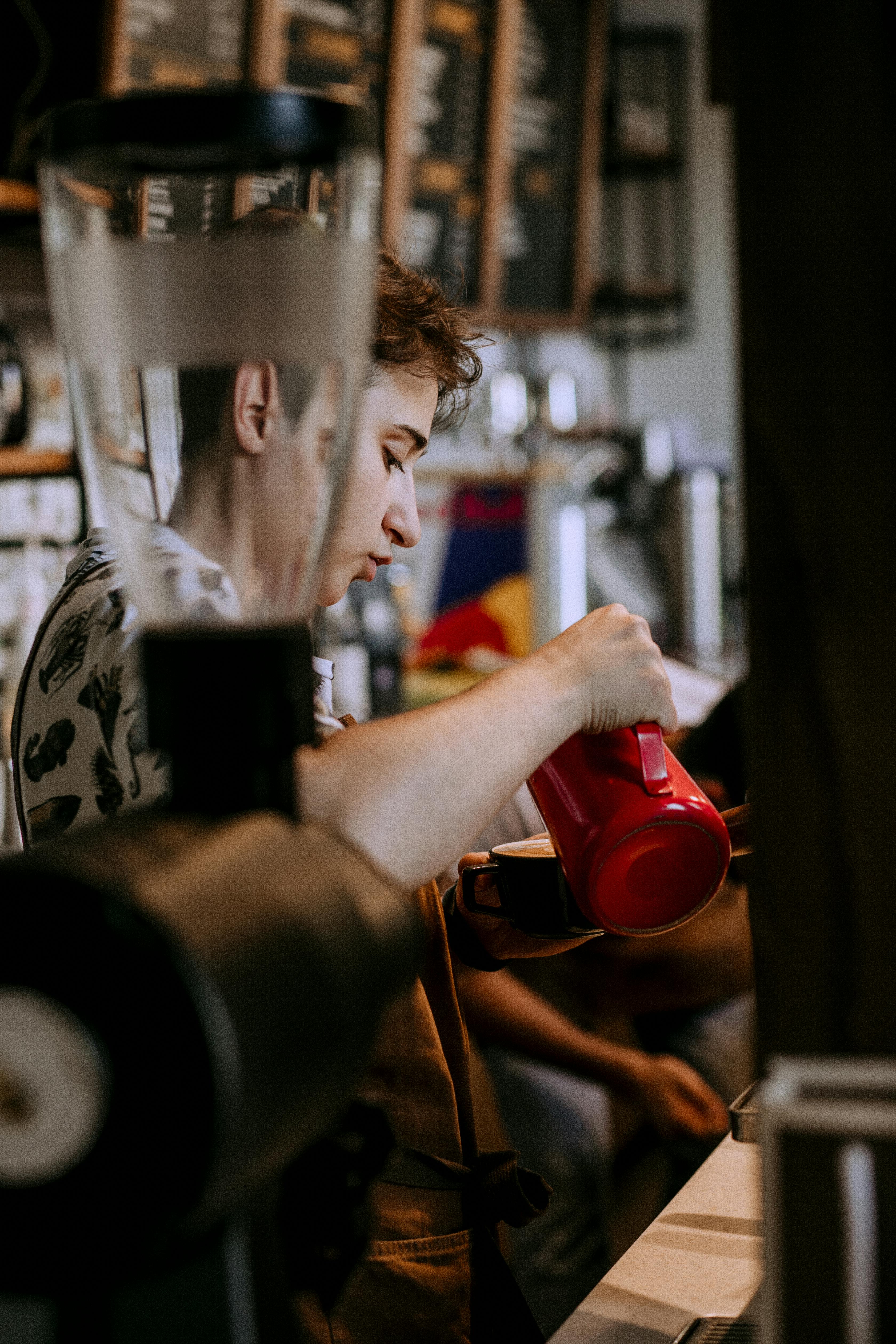 Barista trabajando | Fuente: Pexels