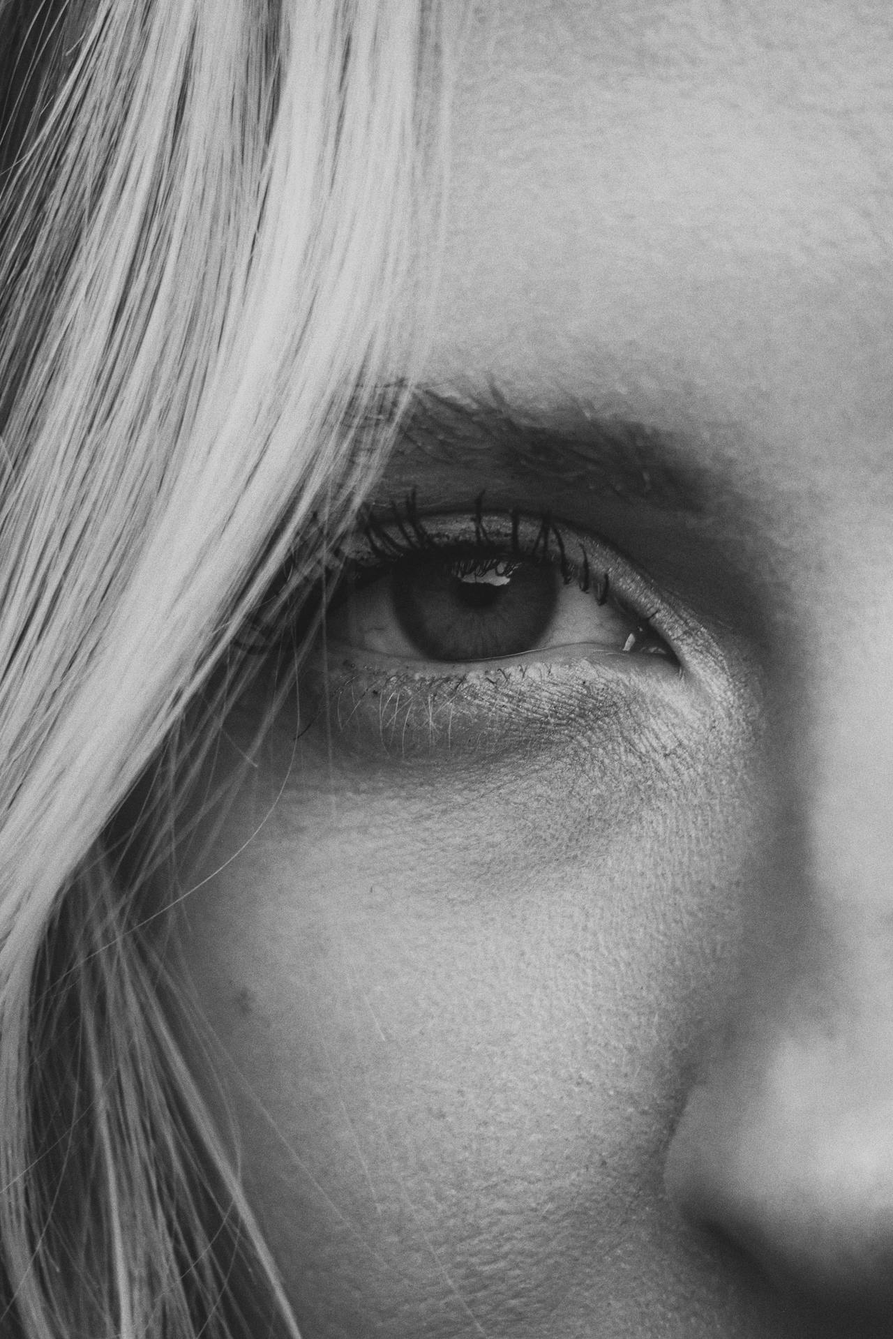 Primer plano en escala de grises del rostro de una mujer | Fuente: Pexels